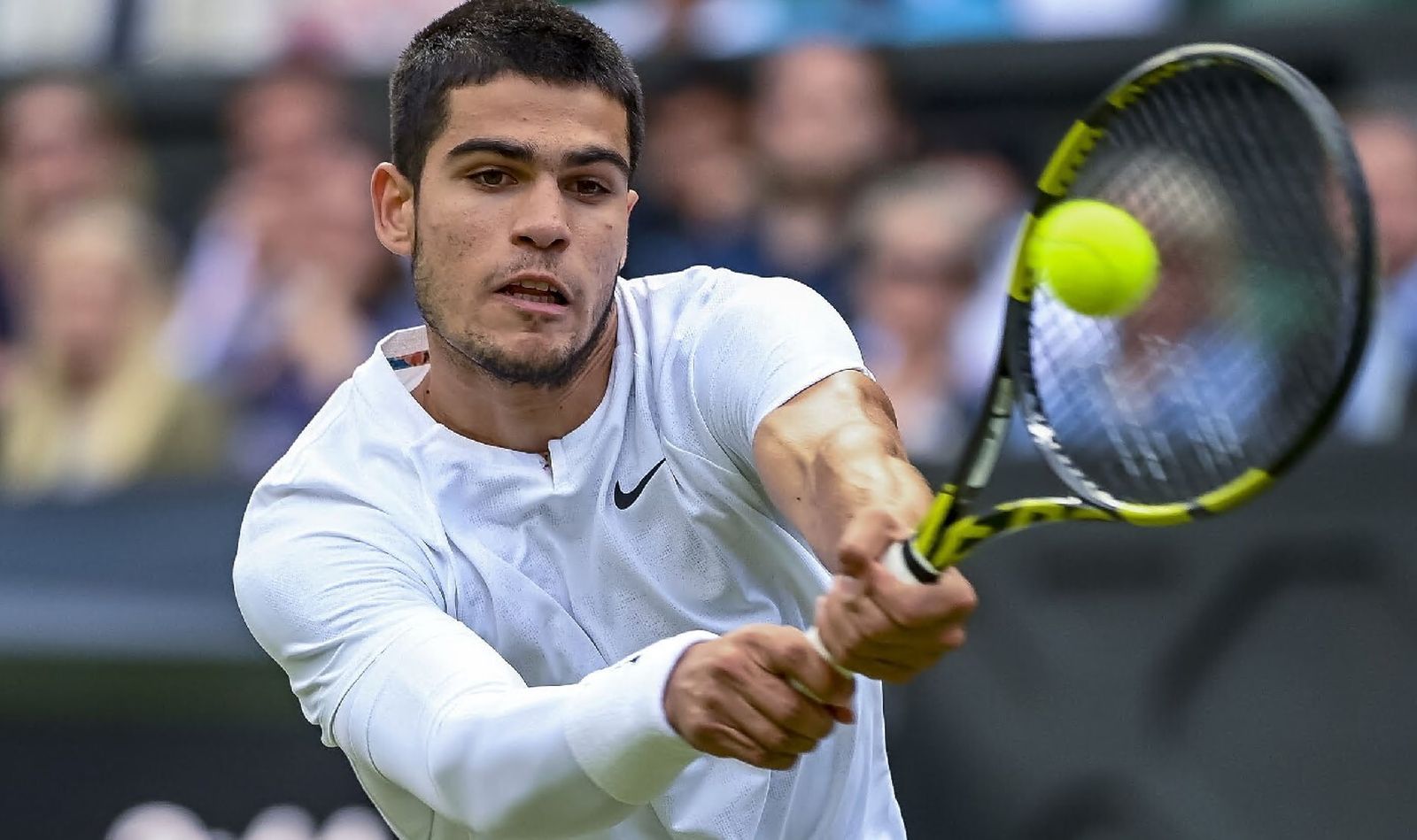 Alcaraz golpea la bola en su partido.