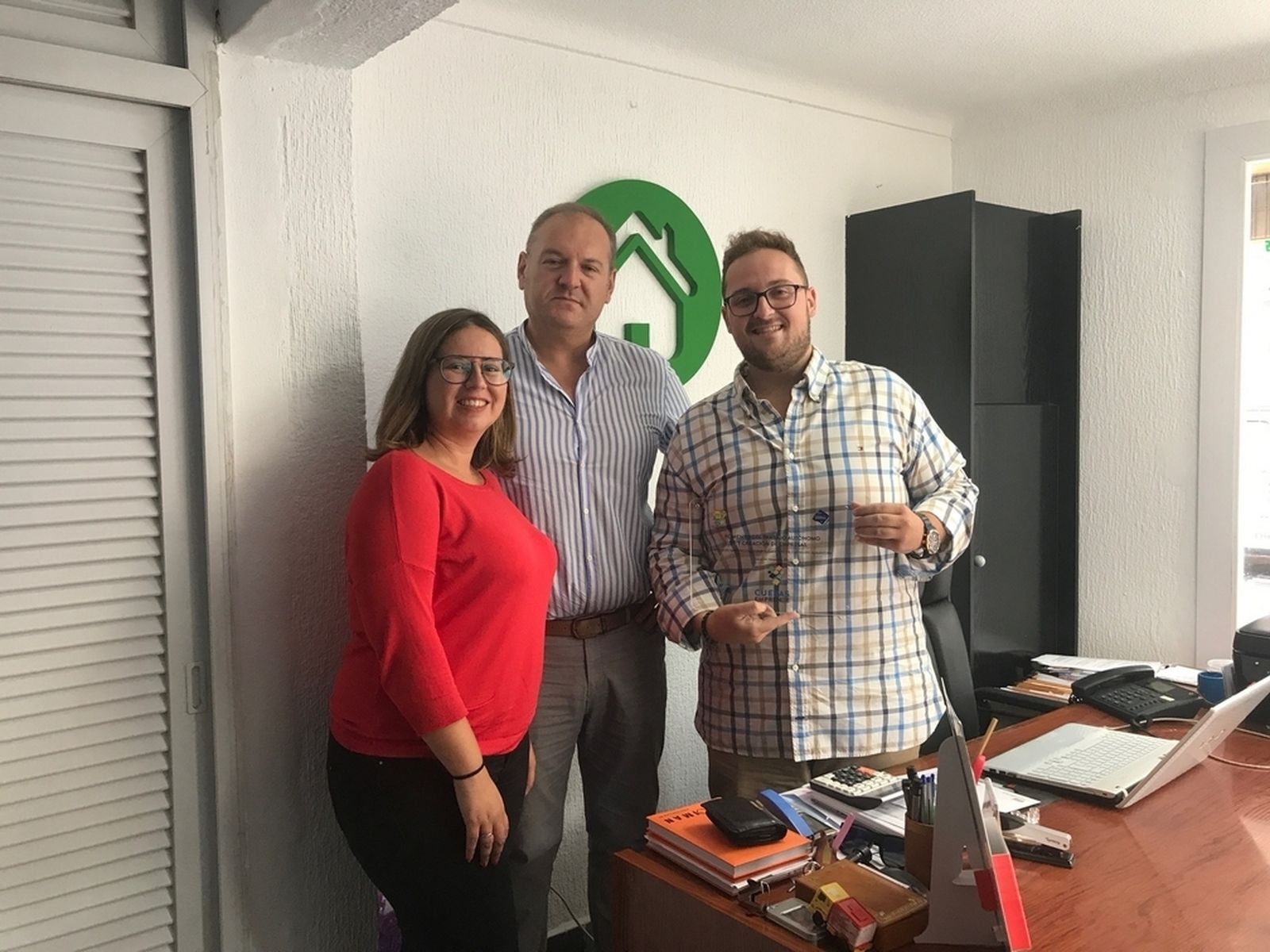 El alcalde con un beneficiario.