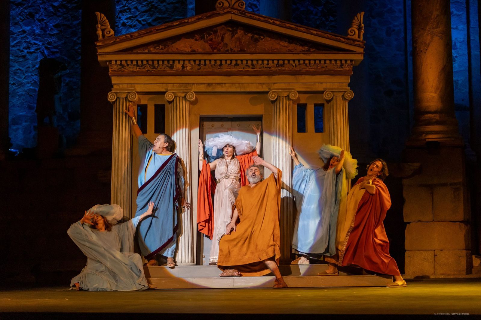 Una divertida pose de los actores en la pieza que se pudo ver anoche en el Teatro Cartuja Center.