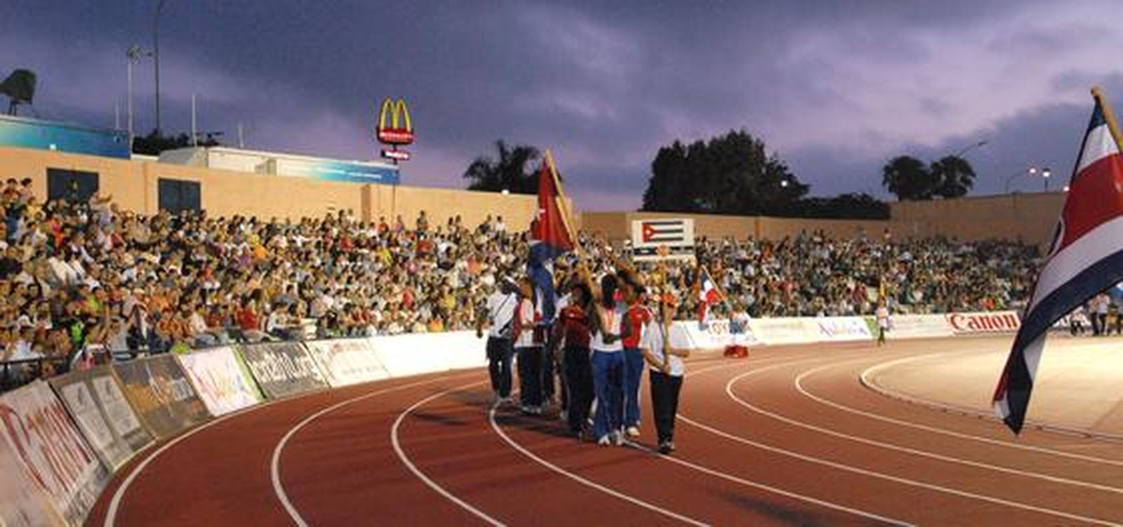 Luz y color en Bahía Sur en la ceremonia de apertura de los XIV Juegos Iberoamericanos San Fernando 2010. 

Foto: Elias Pimentel y Joaquin Pino