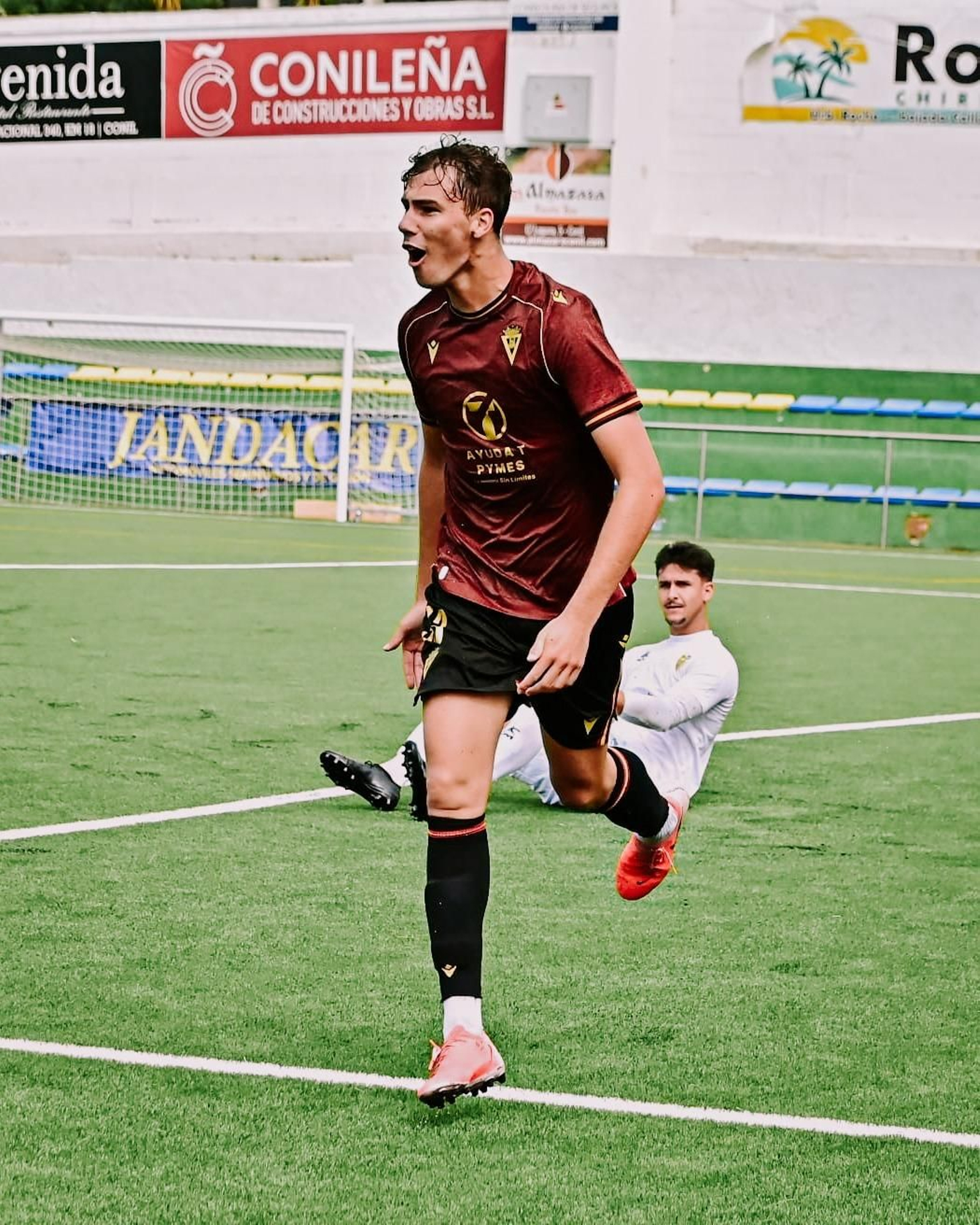 Jose González celebra uno de los goles de su equipo.