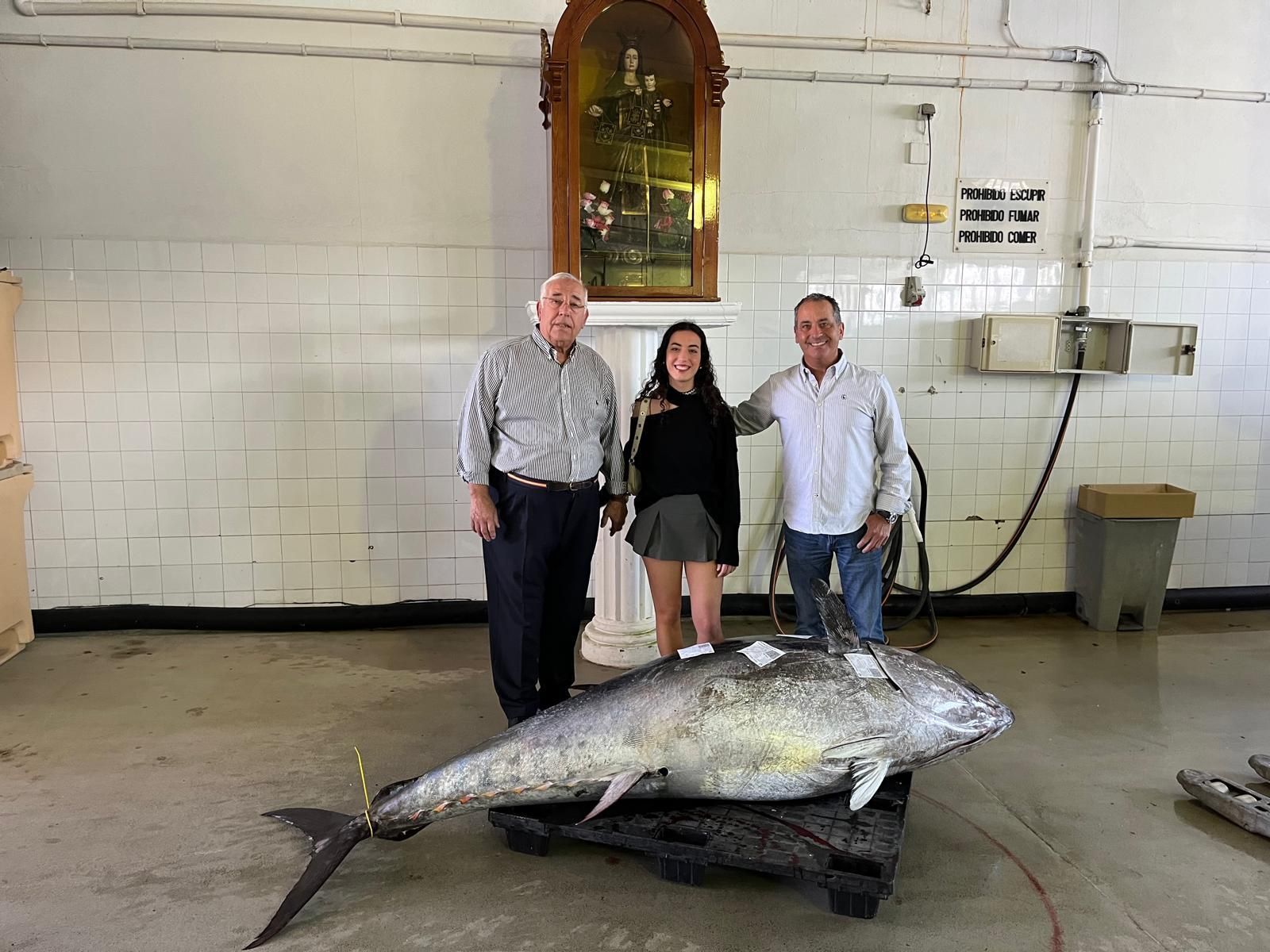 En la imagen, Paco Ruiz ‘SuperPaco’, dueño del Timón de Roche, con su hijo Paco y la hija de este, Lorena.