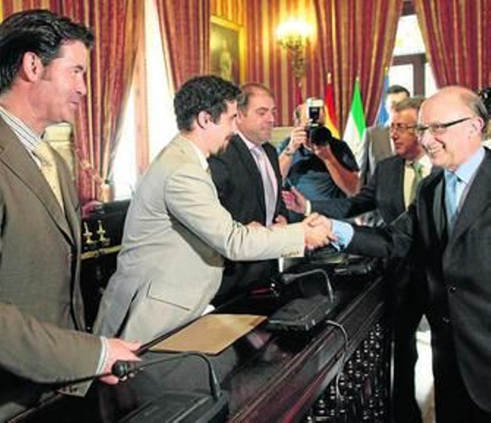 Montoro, en un acto con empresarios en el Ayuntamiento de Sevilla, coincidiendo con el pago a proveedores.
