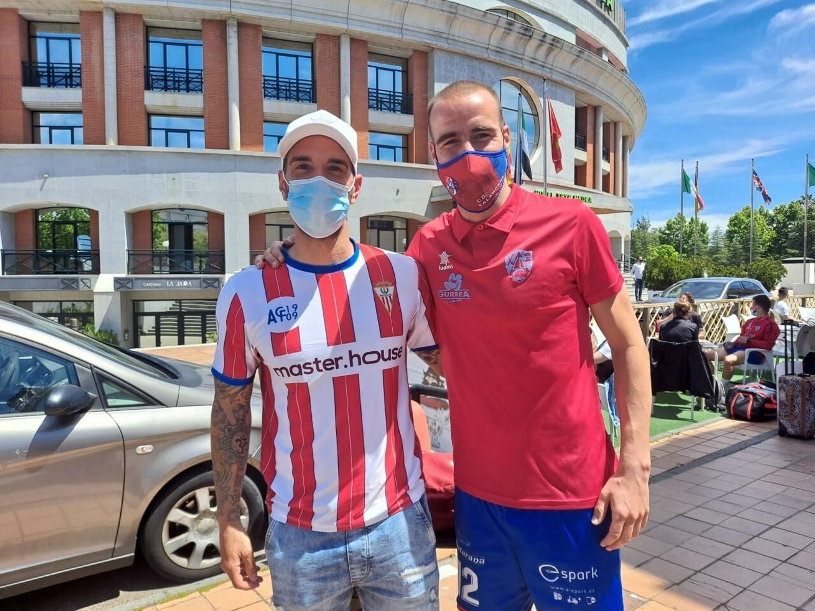 Borja Vicent, con un aficionado algecirista en Mérida.