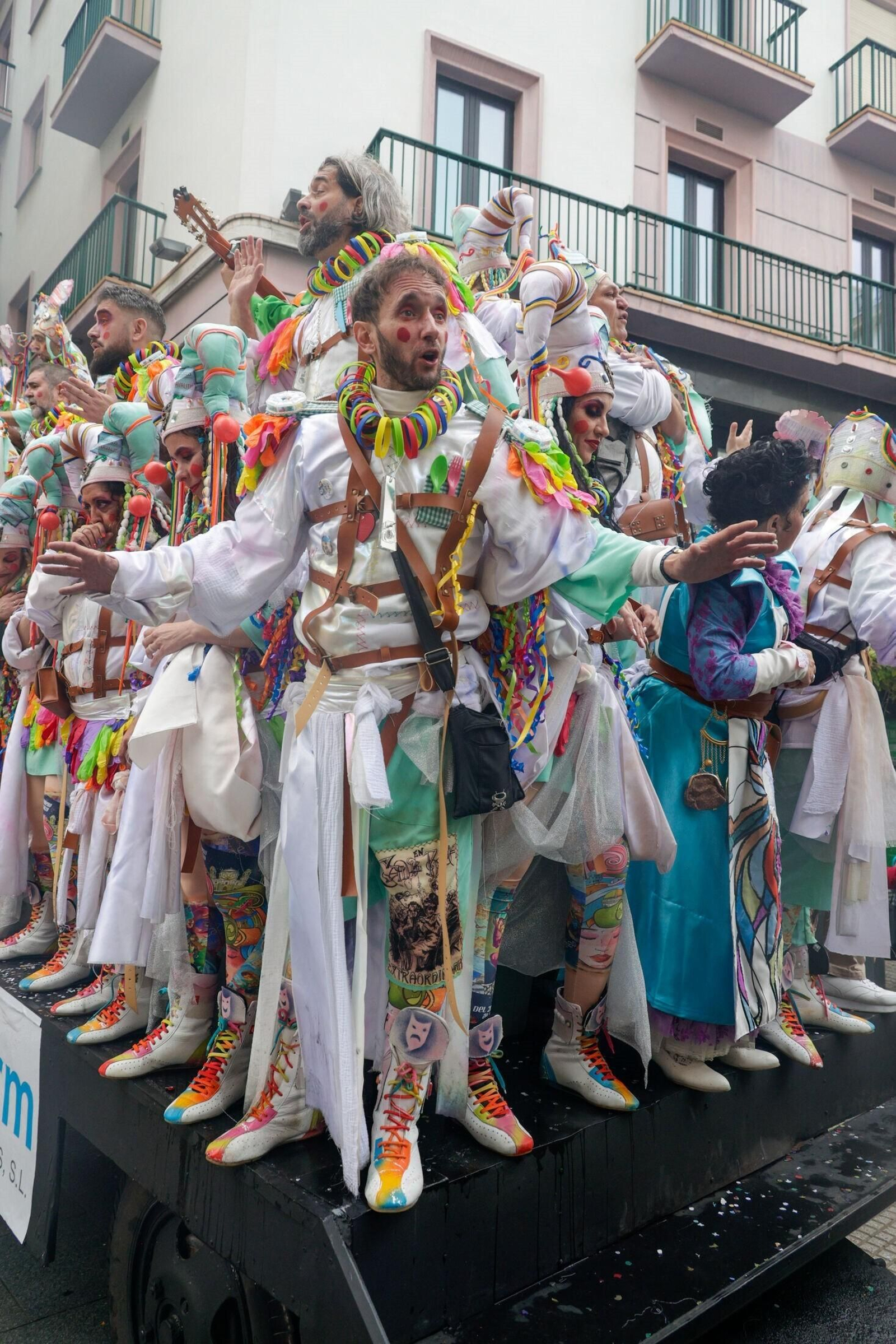 Las imágenes de un domingo de Carnaval en Cádiz pasado por agua