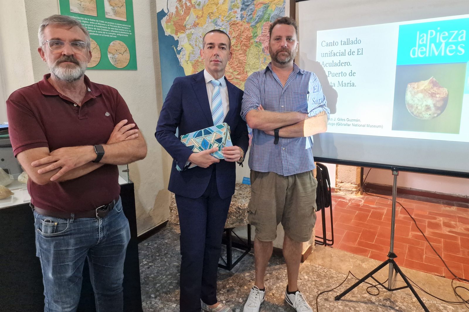 De izquierda a derecha: El director del Museo, Miguel Ángel Caballero, el concejal David Calleja y el presentador de la pieza, Francisco Giles Guzmán.