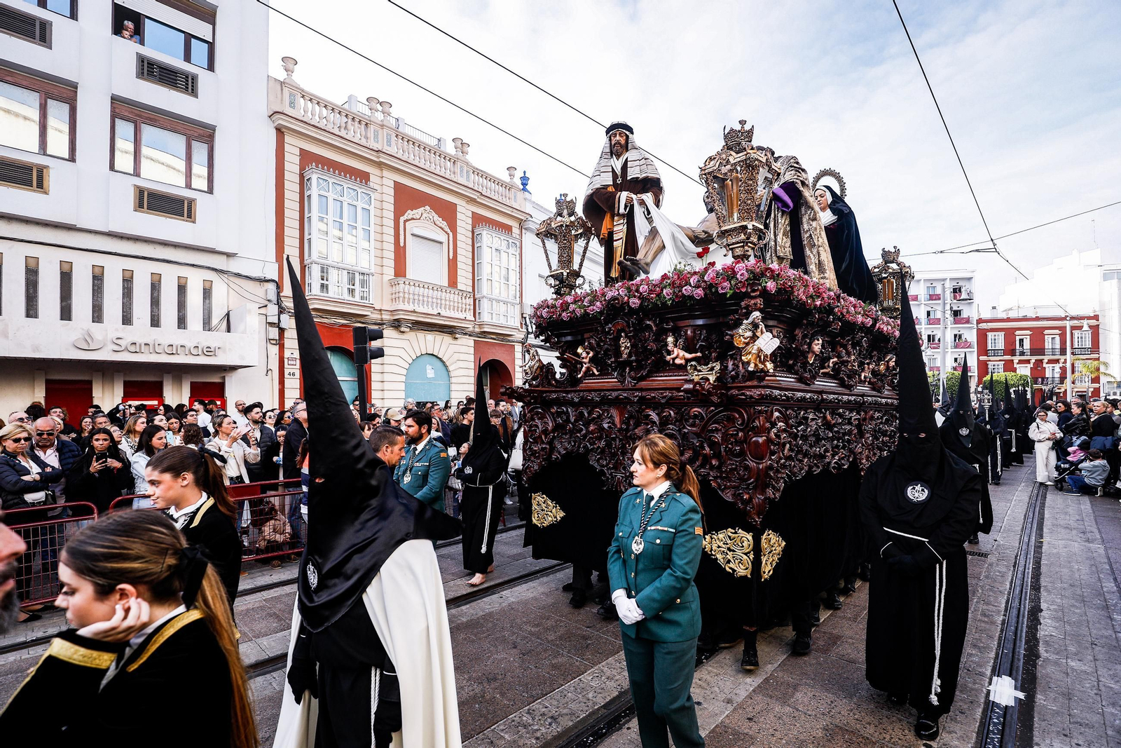 Imágenes de la salida de la Soledad en la Semana Santa de San Fernando 2025