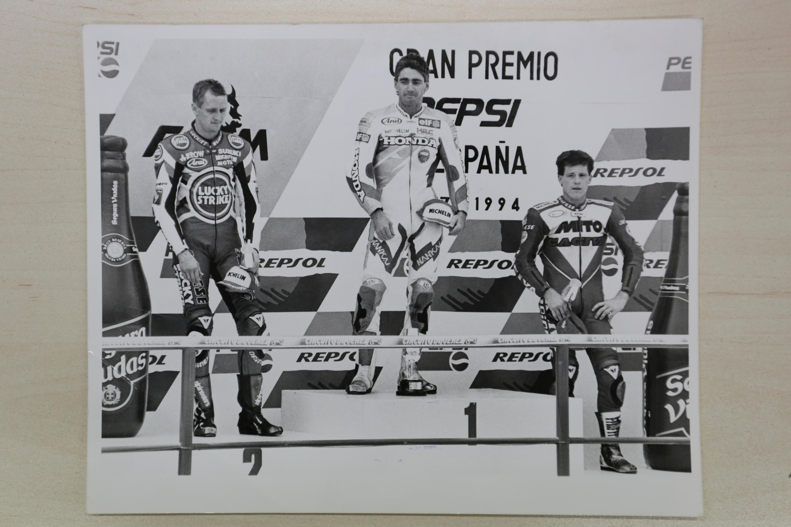 Doohan, en lo más alto del podio tras el Gran Premio de 1994, acompañado de Schwantz (i) y Kocinski (d).