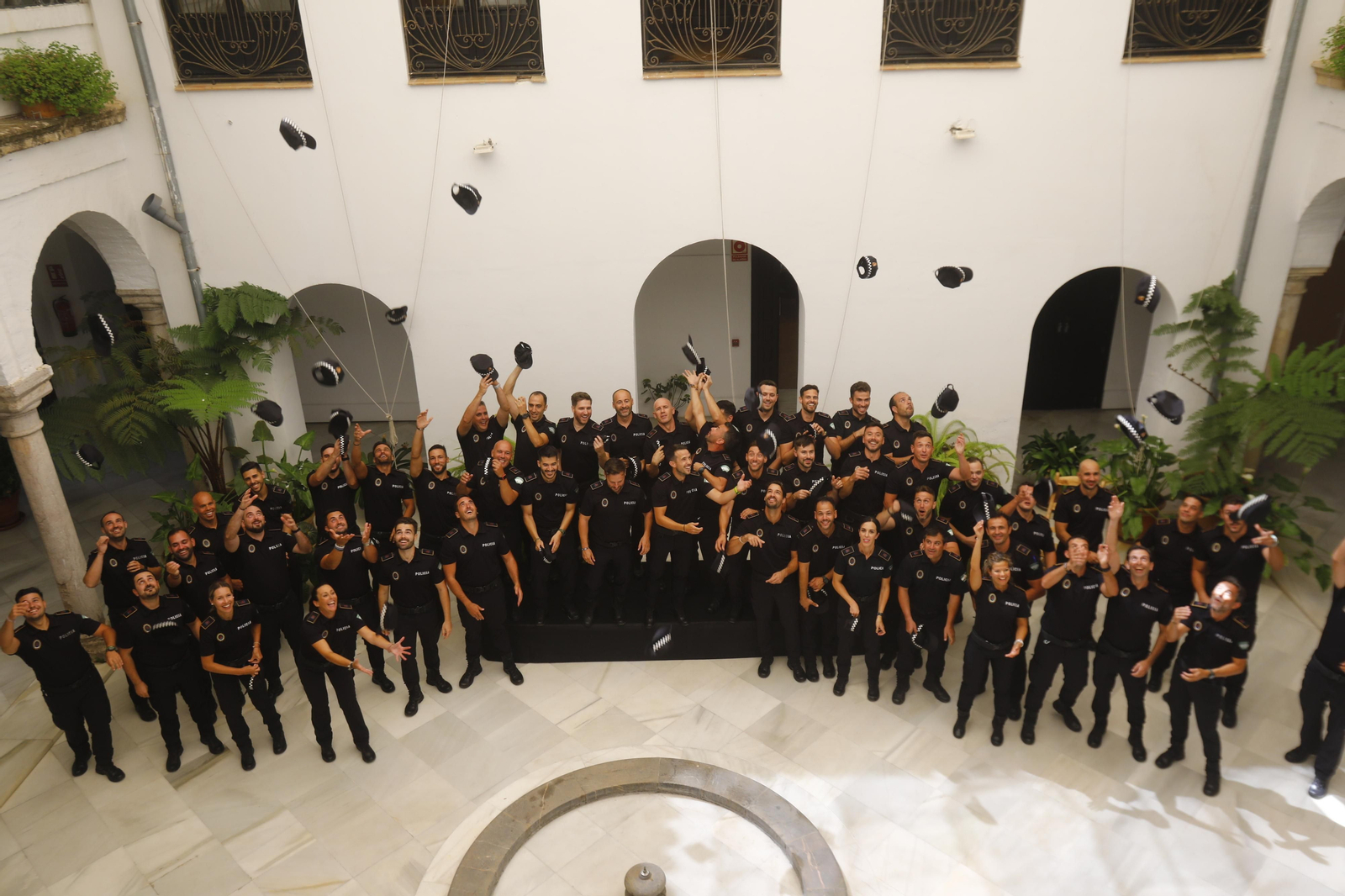 Los 50 nuevos agentes lanzan sus gorras al aire al terminar el acto. Los 50 nuevos agentes lanzan sus gorras al aire al terminar el acto.