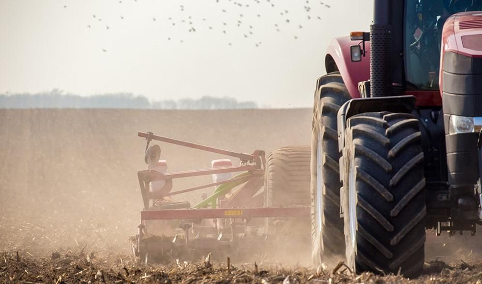 Un tractor en labores agrícolas.