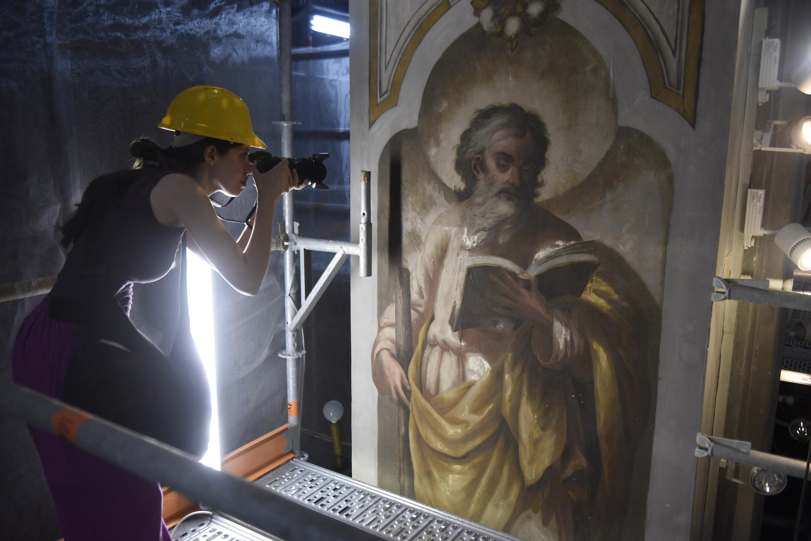 Todas las imágenes de la restauración de las pinturas en la Parroquia de la Magdalena