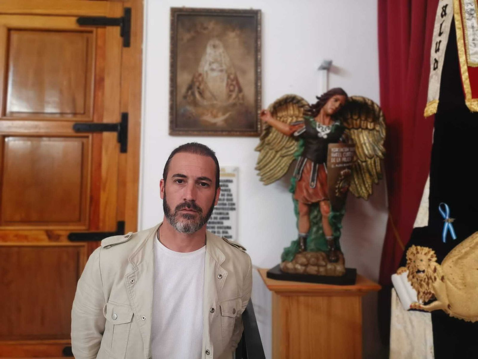 Vicente Escalera, junto a la efigie del Santo Ángel.