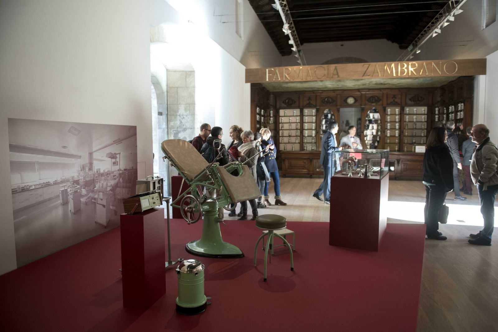 Sillón ginecológico e interior de la Farmacia Zambrano.