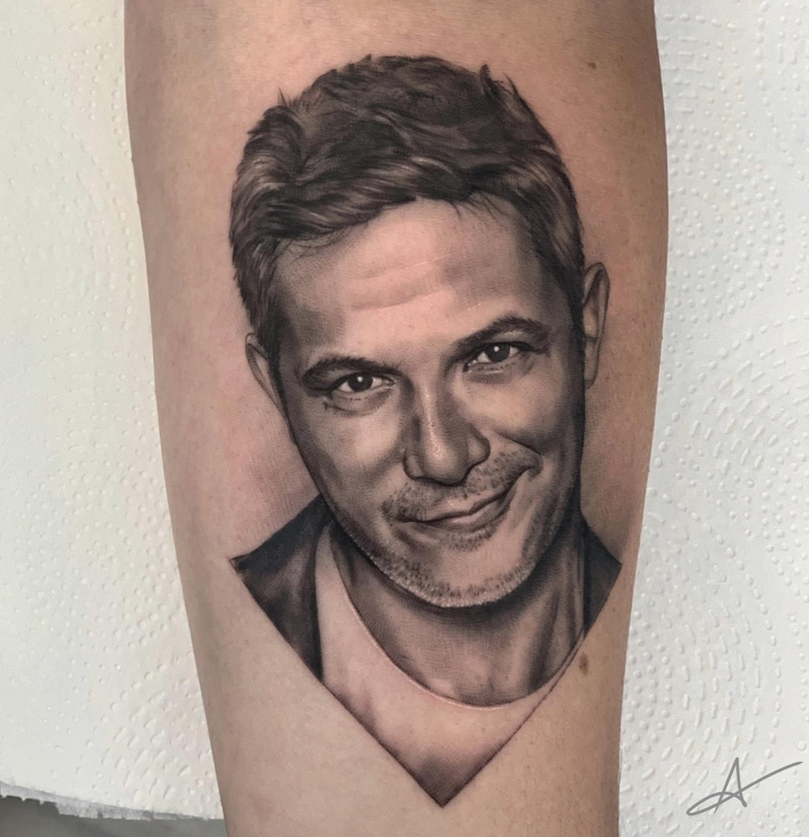 Los mini retratos realistas a todo detalle, como este de Alejandro Sanz, que miden algo más de 10 cm de largo, son muy típicos en el trabajo de Anitafer.