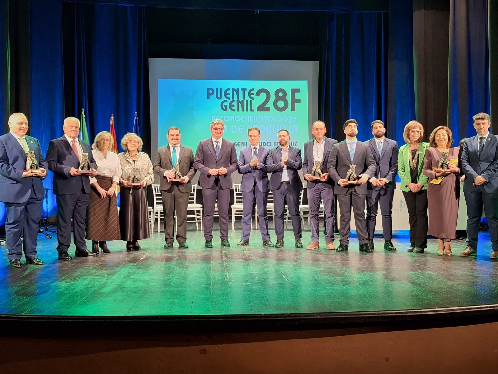 Los premiados, junto al alcade, a la conclusión del acto por el 28-F en Puente Genil.