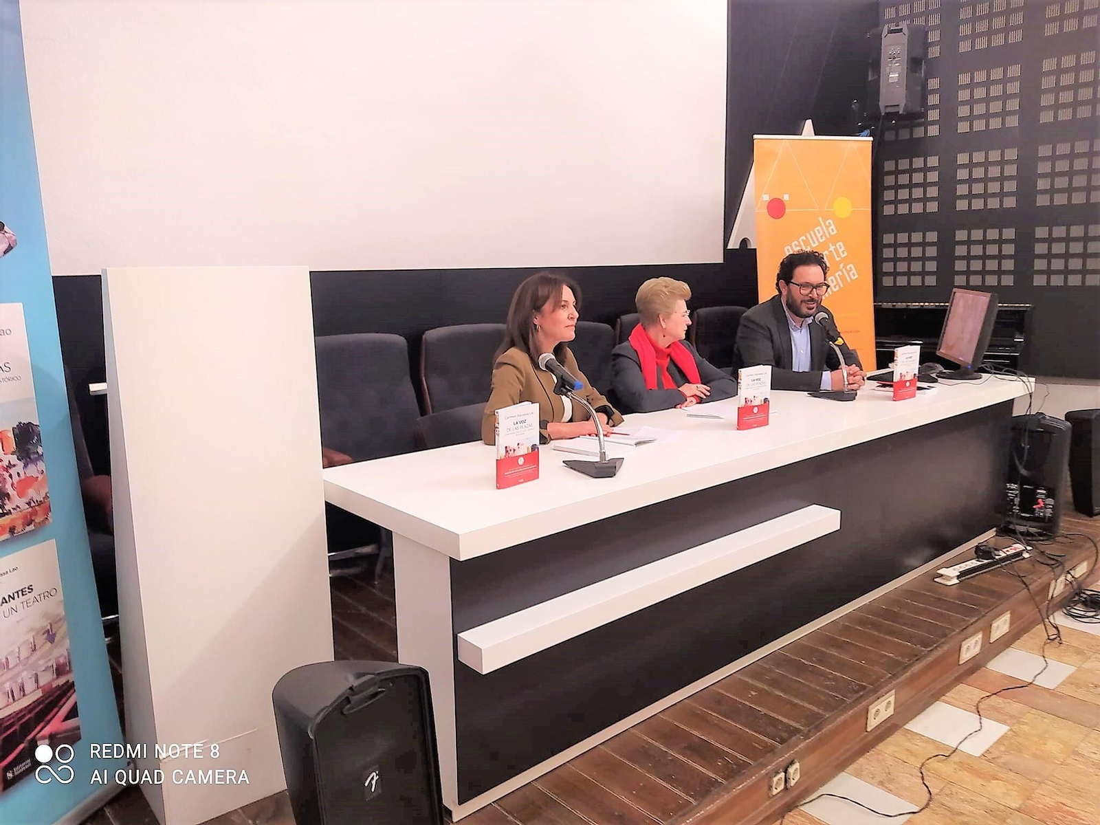 Carmen Ravassa entre Magdalena Cantero y Cristóbal Díaz presentando su último libro.