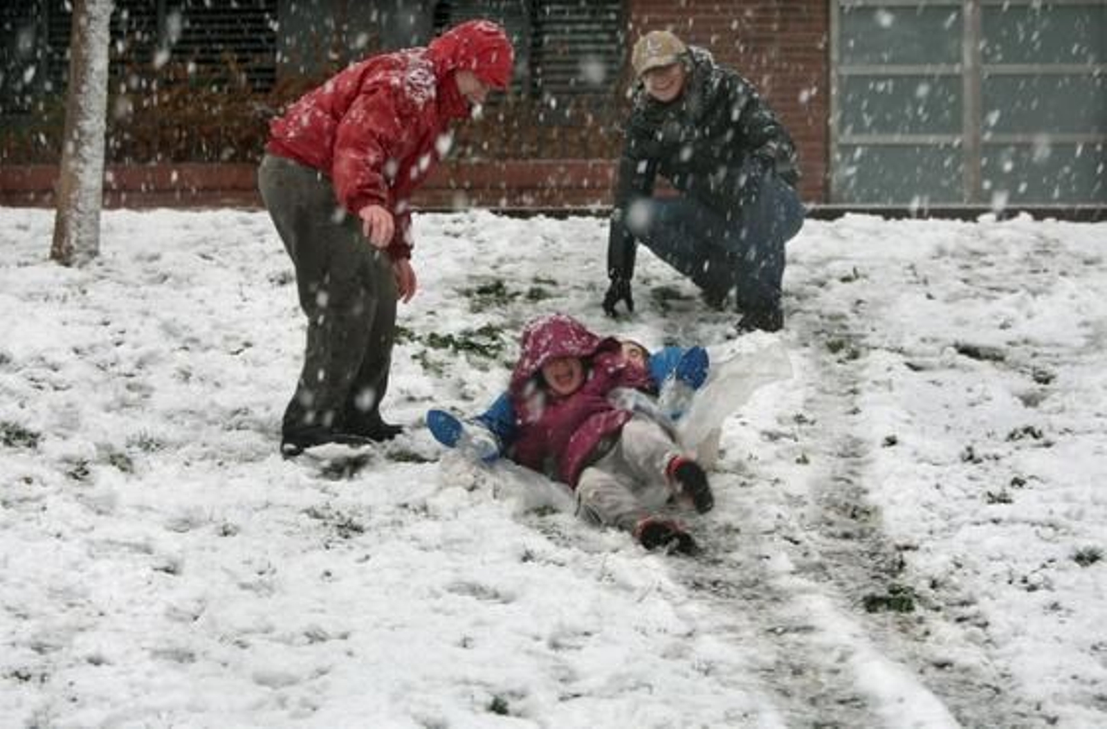 Una intensa nevada cubre Barcelona y a casi toda Cataluña. /EFE · AFP Photo · Reuters