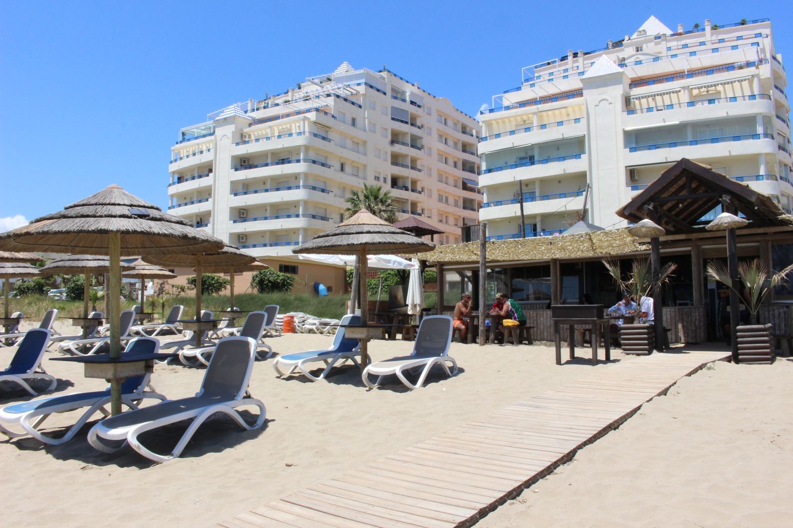 Vista de un chiringuito en la playa de El Cable, en Marbella.