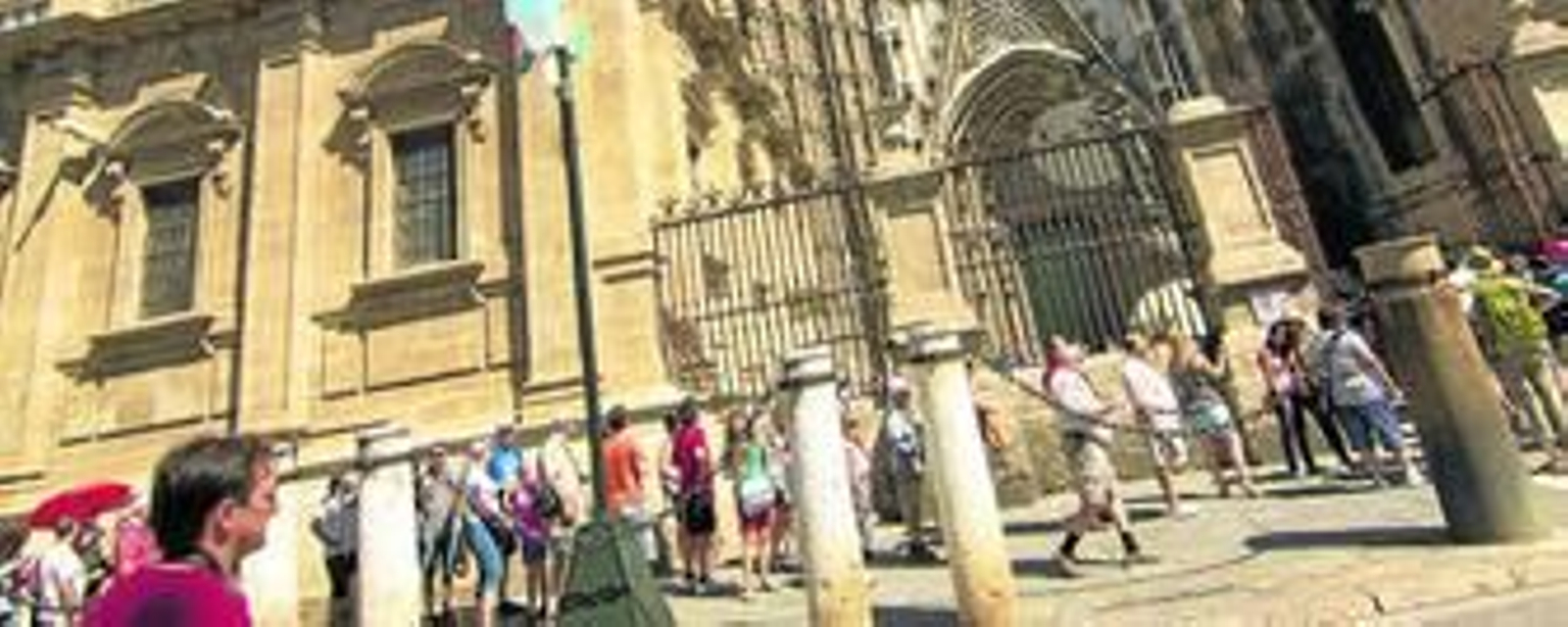 Un grupo de turistas haciendo un recorrido por el barrio de Santa Cruz.