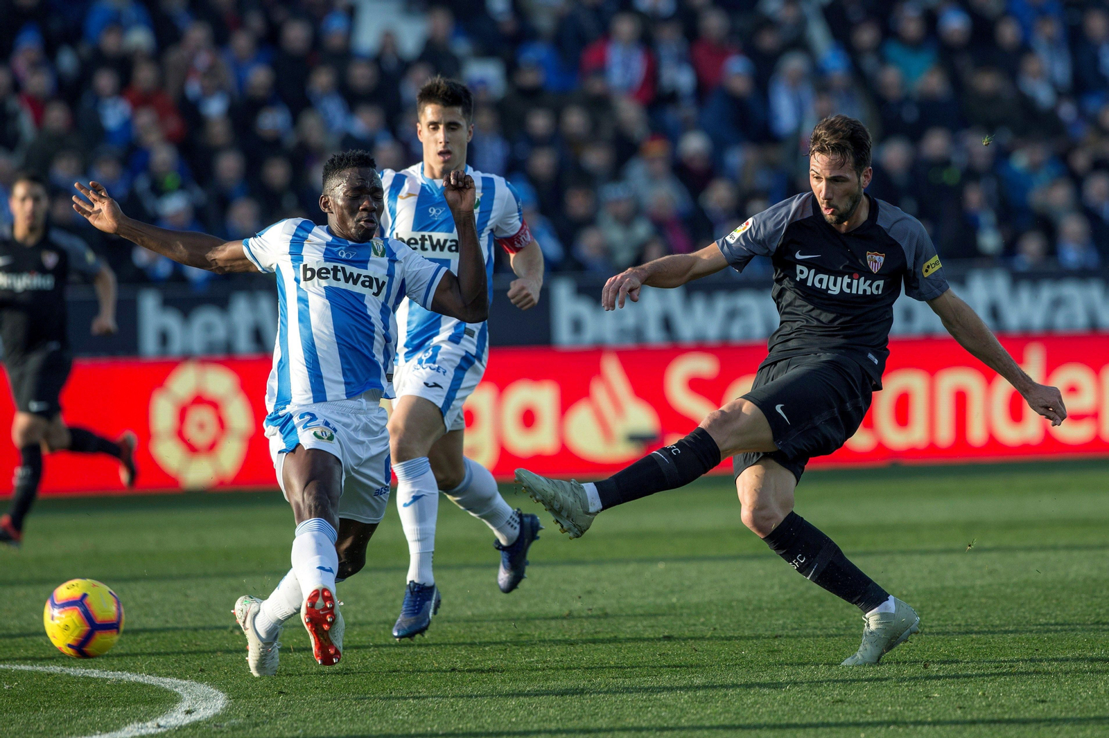 Franco Vázquez intenta el disparo ante Omeruo y Bustinza.