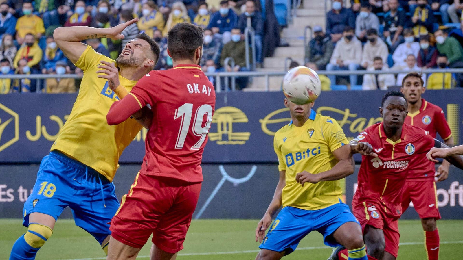 Partido de fútbol entre el Cádiz CF y el Getafe CF.