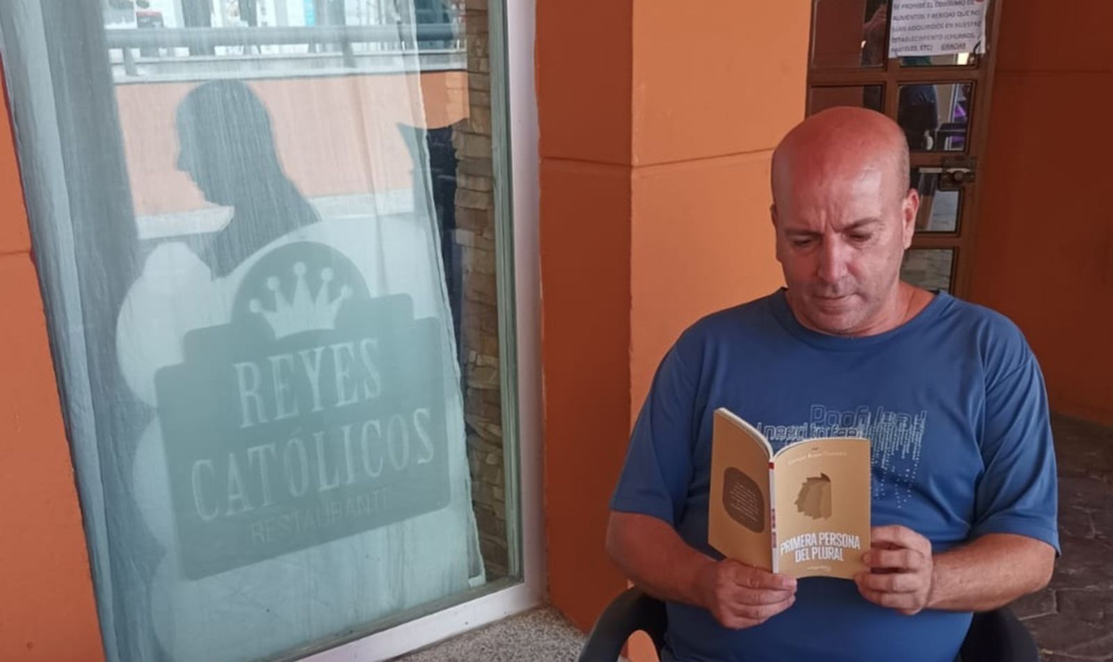Enrique Rojas, con su nuevo poemario en las manos.