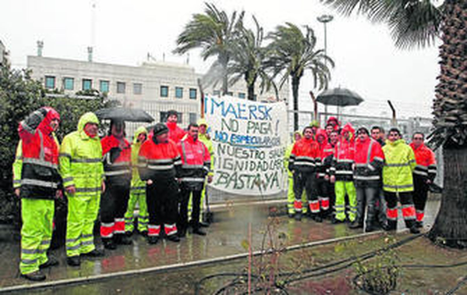 Los trabajadores en las puertas de la terminal de APM, ayer.