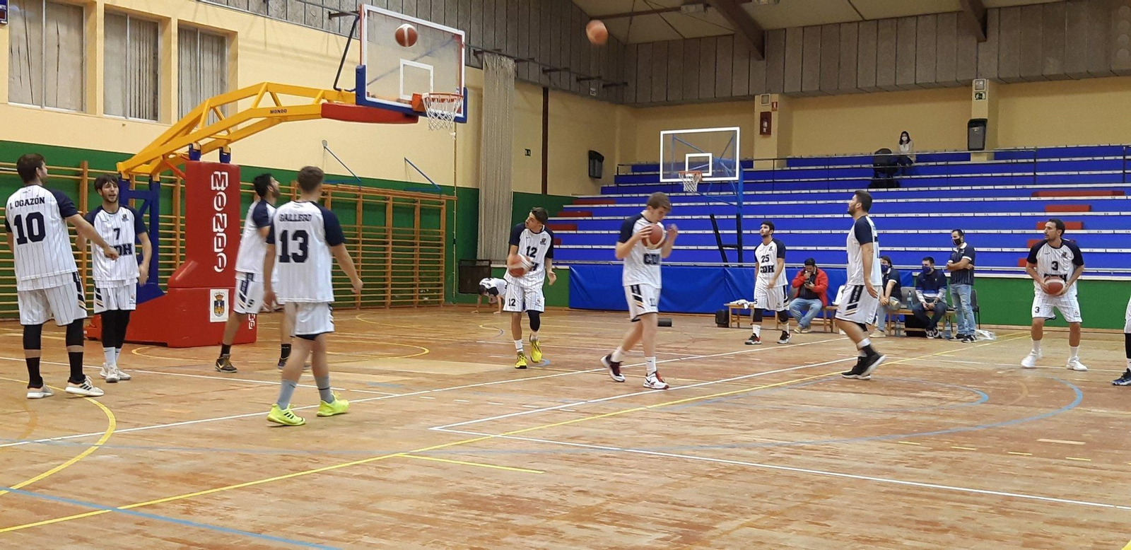 Los jugadores del Ciudad de Huelva calientan antes de comenzar el encuentro.