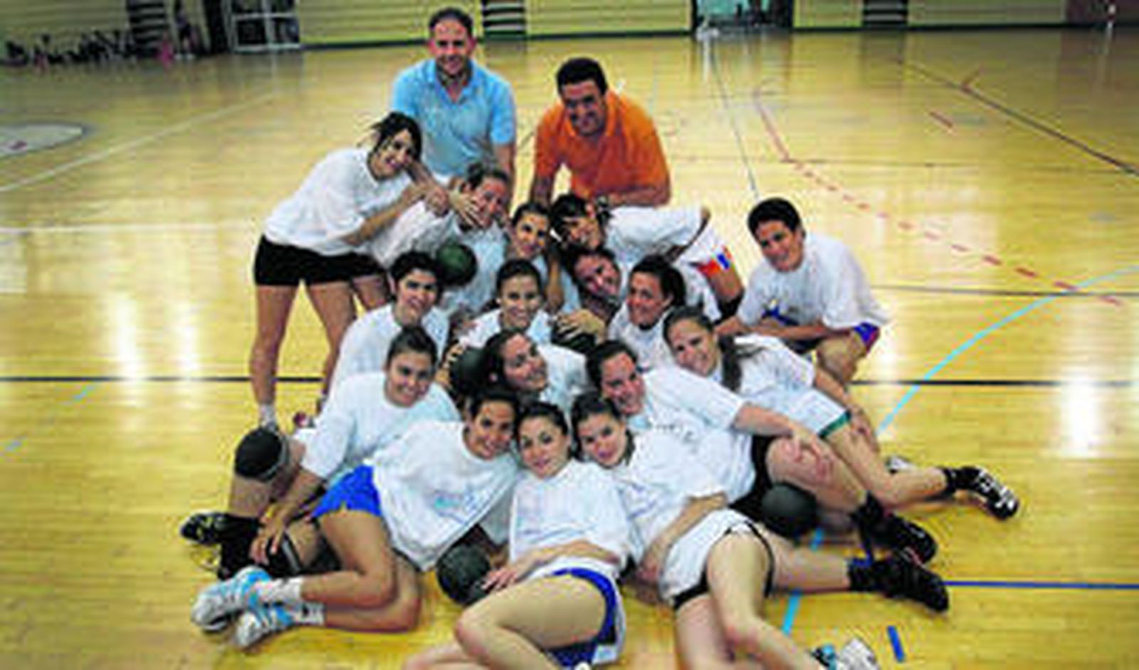 Las jugadoras y los técnicos del Asisa posan en Carranque el pasado miércoles.