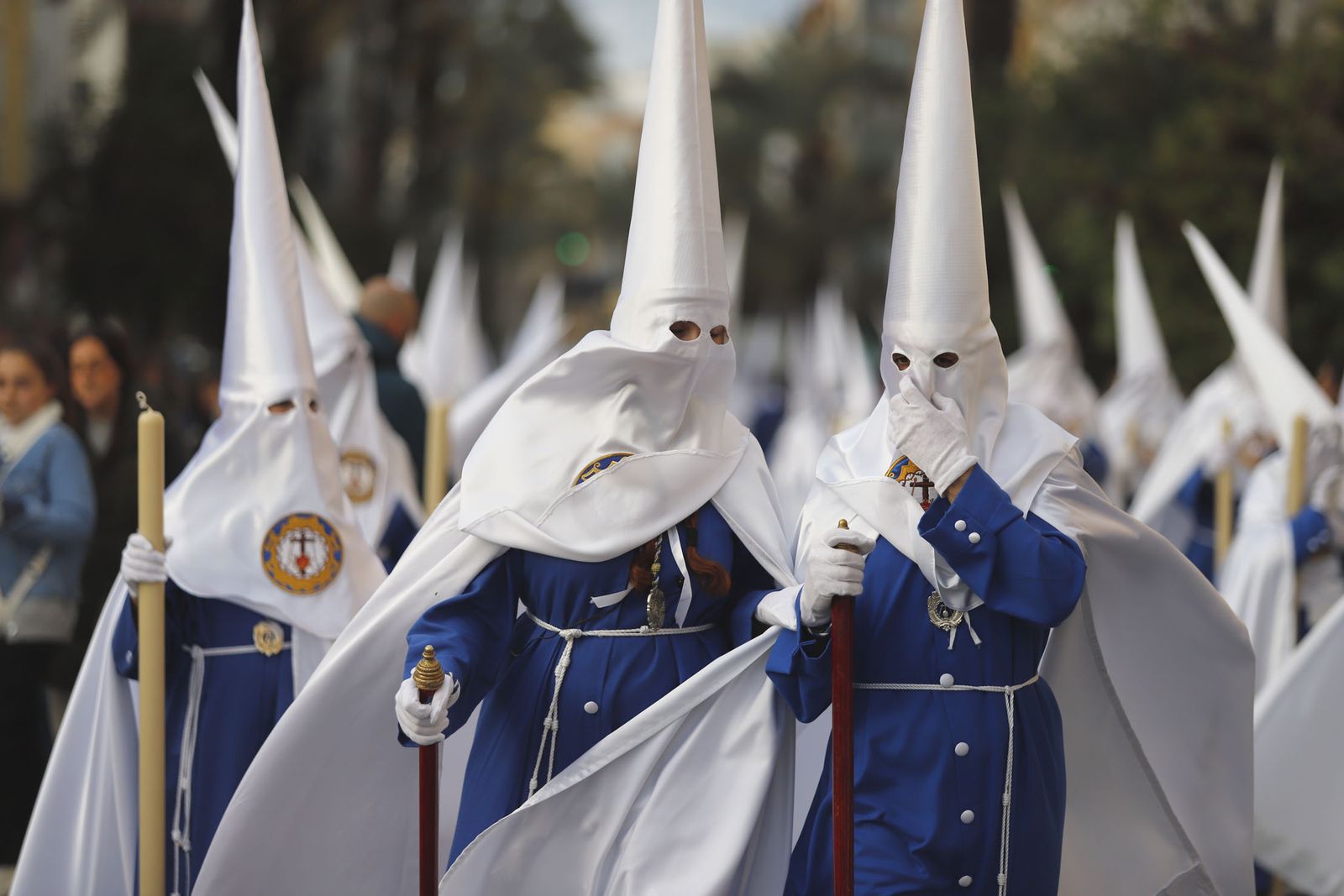 La Hermandad de la Sagrada Lanzada hace su estación de penitencia por las calles de Huelva