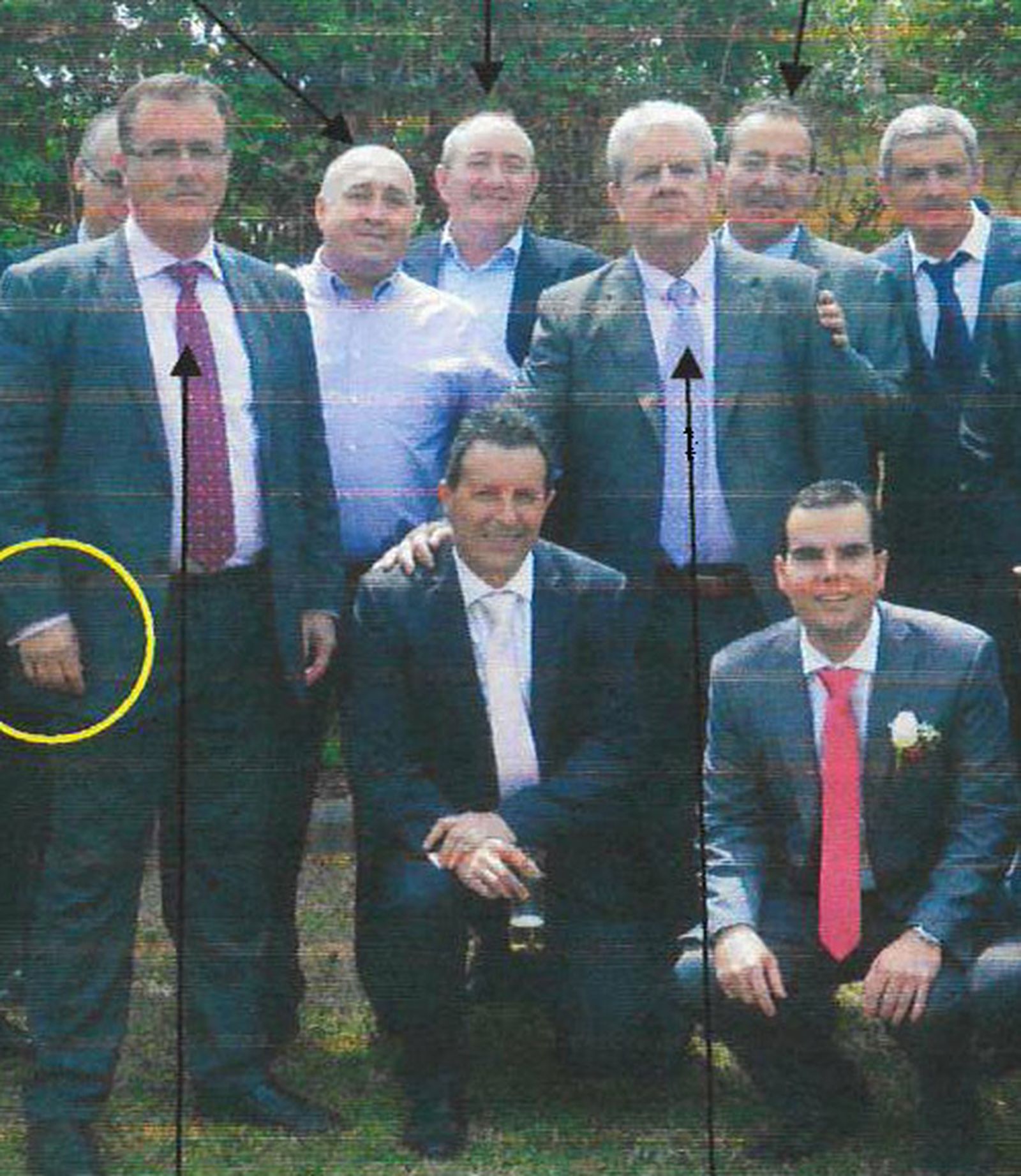 Una foto que aparece en un informe policial de la boda civil del ex presidente de Solidaridad del Taxi Enrique Filgueras,  en la que aparece el delegado de Movilidad, Juan Carlos Cabrera, junto al propio Filgueras y otros miembros de la asociación de taxistas que controla el aeropuerto.