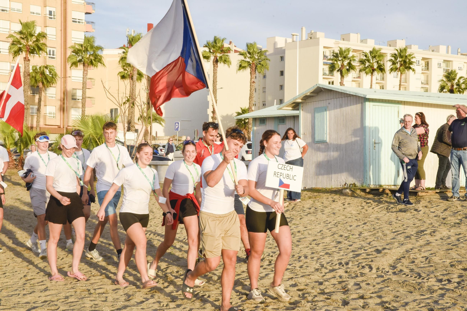 Las fotos del desfile de participantes de la Copa de la Juventud Europea de remo beach sprint de La Línea