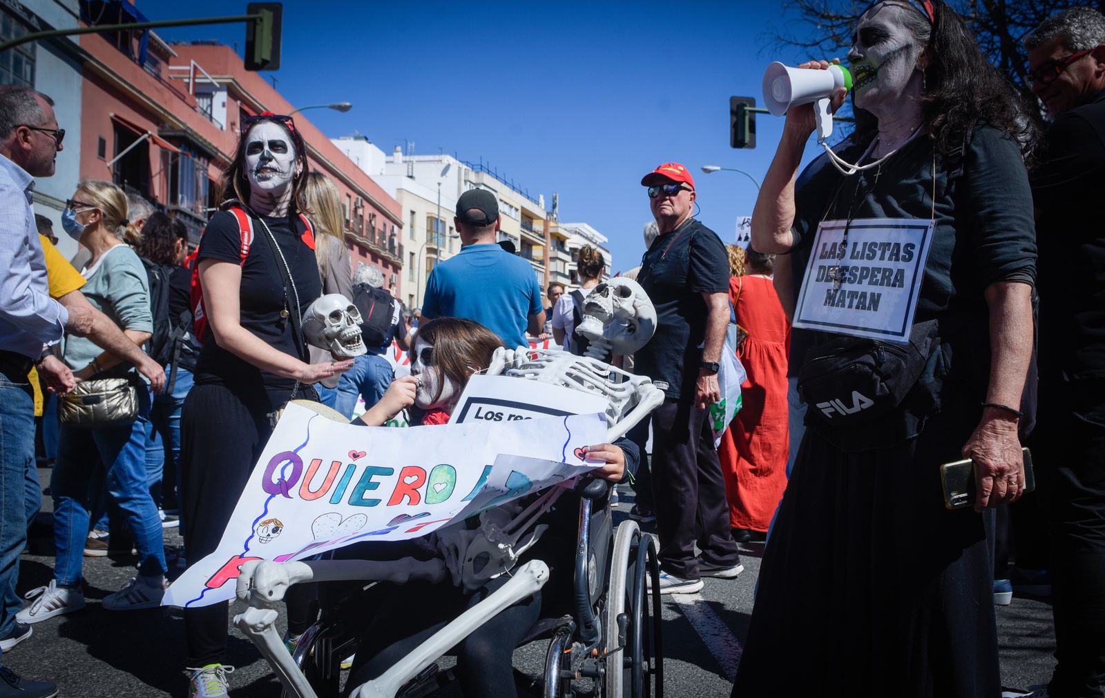 La manifestación de Marea Blanca por las calles de Sevilla, en imágenes