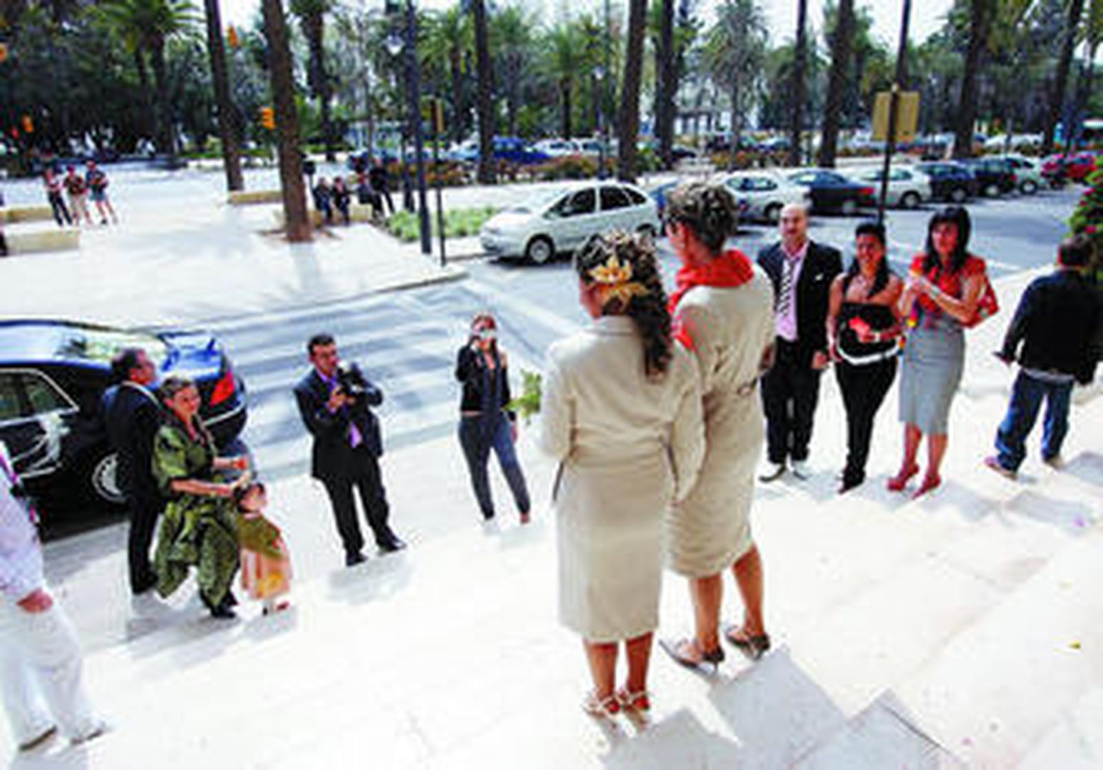 Dos mujeres, tras celebrar su unión en el Ayuntamiento de Málaga.