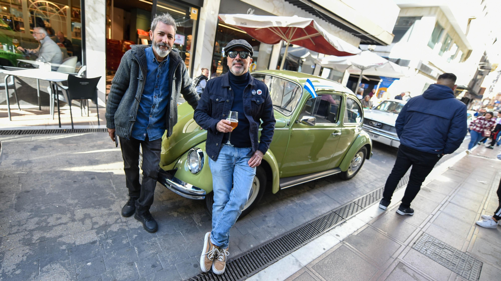 La exhibición de coches de antiguos en el centro de La Línea, en imágenes