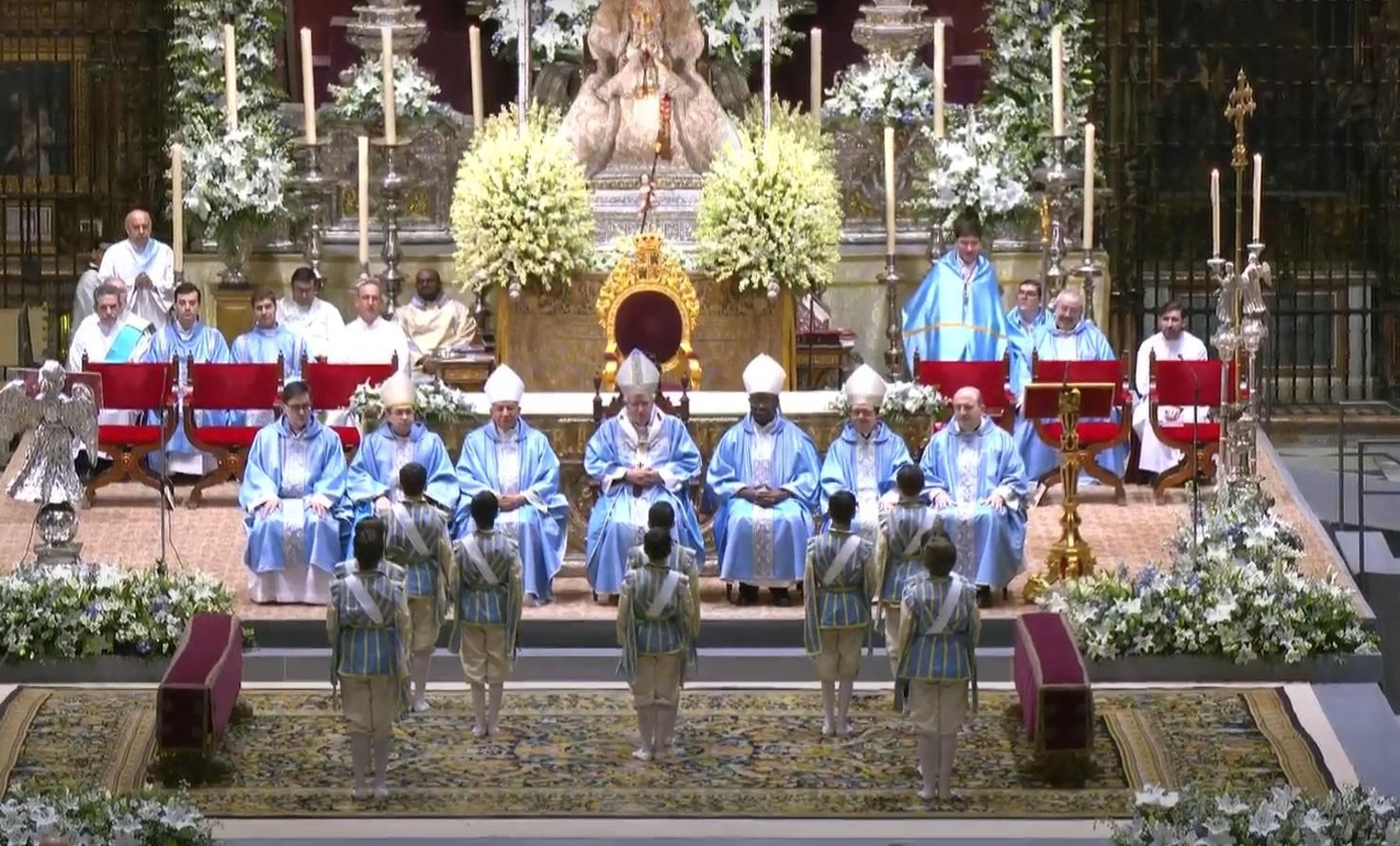 Los seises bailan al final de la misa.