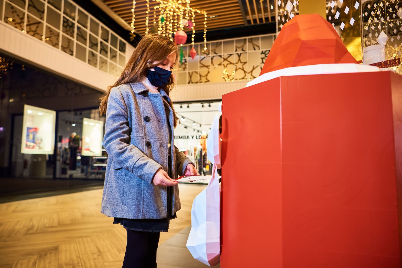 En Sevilla Fashion Outlet se han instalado buzones mágicos para entregar las cartas a Papá Noel y los Reyes Magos.