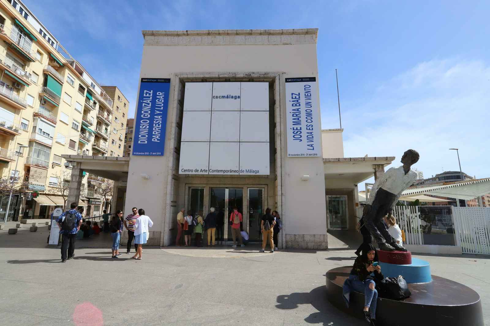 Curiosos se acercan a las puertas cerradas del CAC en una imagen de este jueves