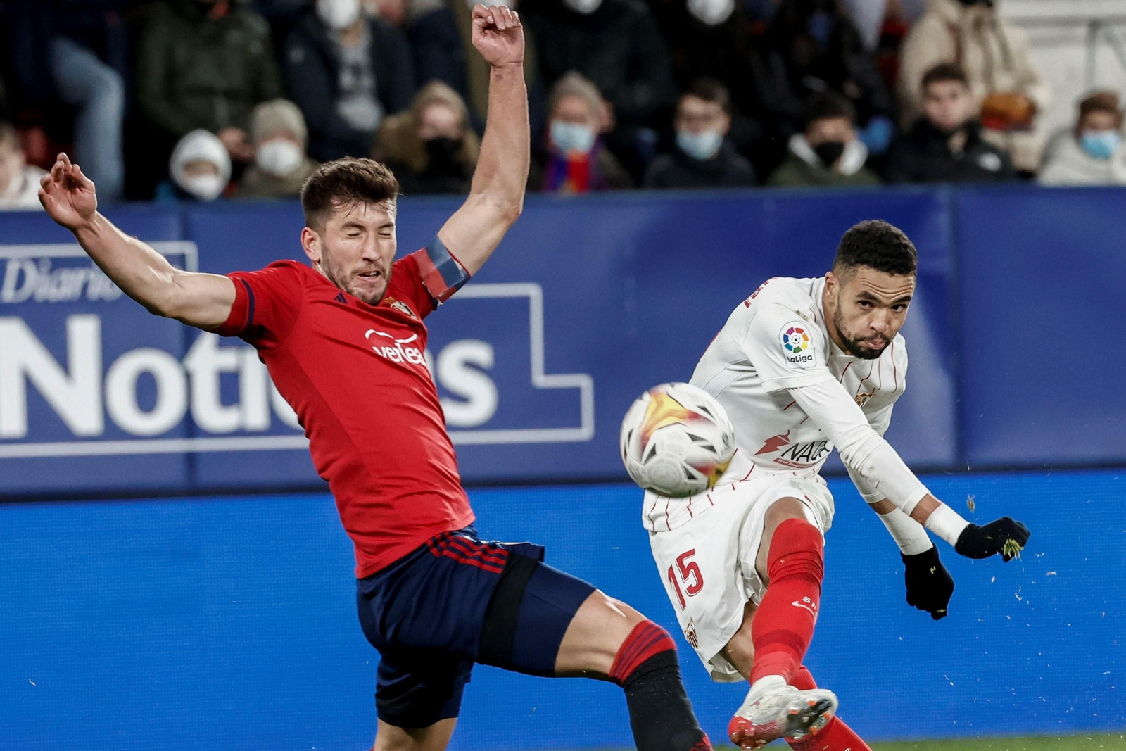 En-Nesyri dispara y David García bloquea en una de las escasas llegadas del Sevilla.