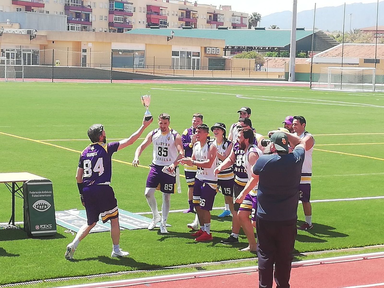 El equipo Sevilla linces celebrando subcampeonato de la Liga Andaluza de Flag Football