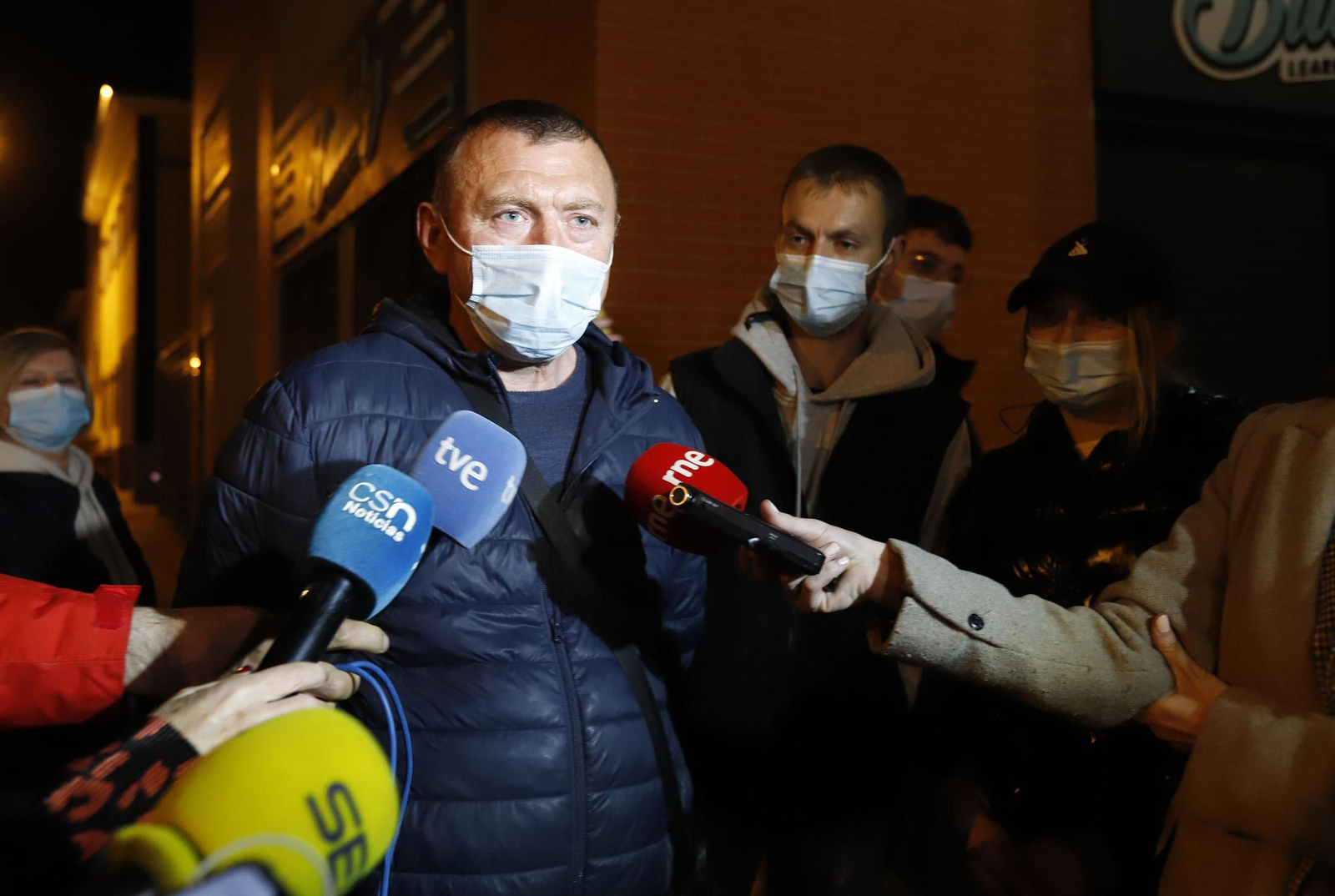 Imágenes de la emocionante llegada de los ucranianos refugiados a Huelva