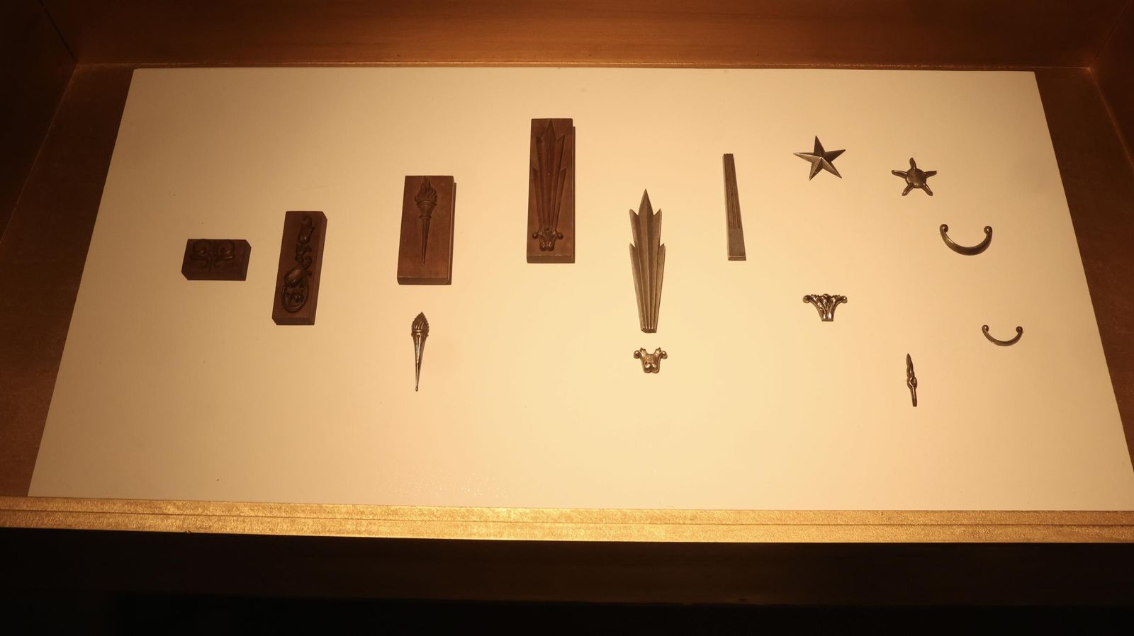 Exposición Ofrenda. Rosa. Corona. Beso