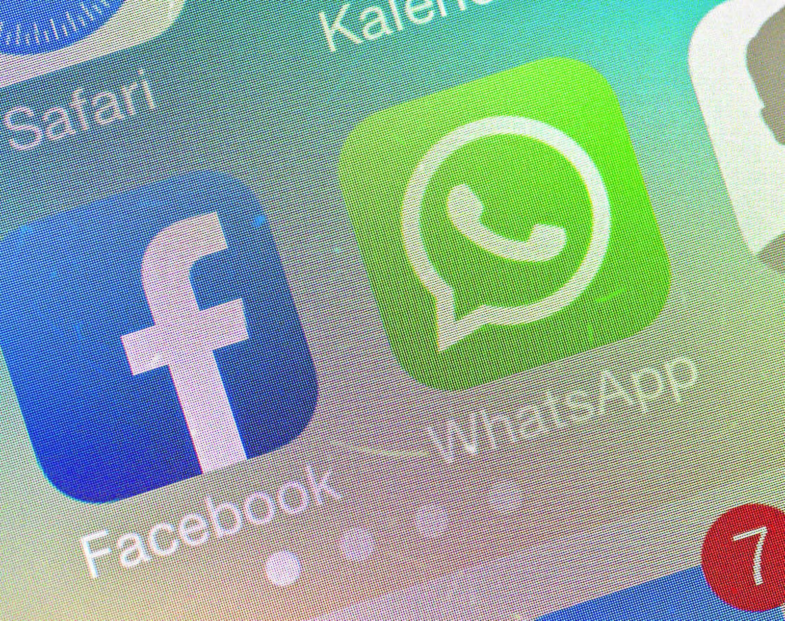 Iconos de las aplicaciones de Facebook y Whatsapp en un móvil.