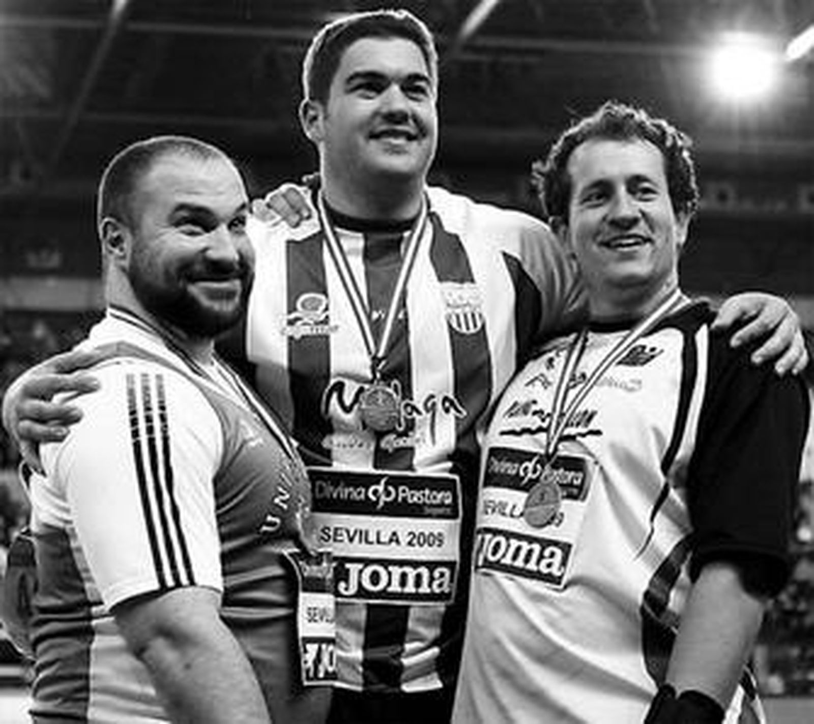 Borja Vivas (c), en el podio con Martínez (i) y el medallista de bronce.
