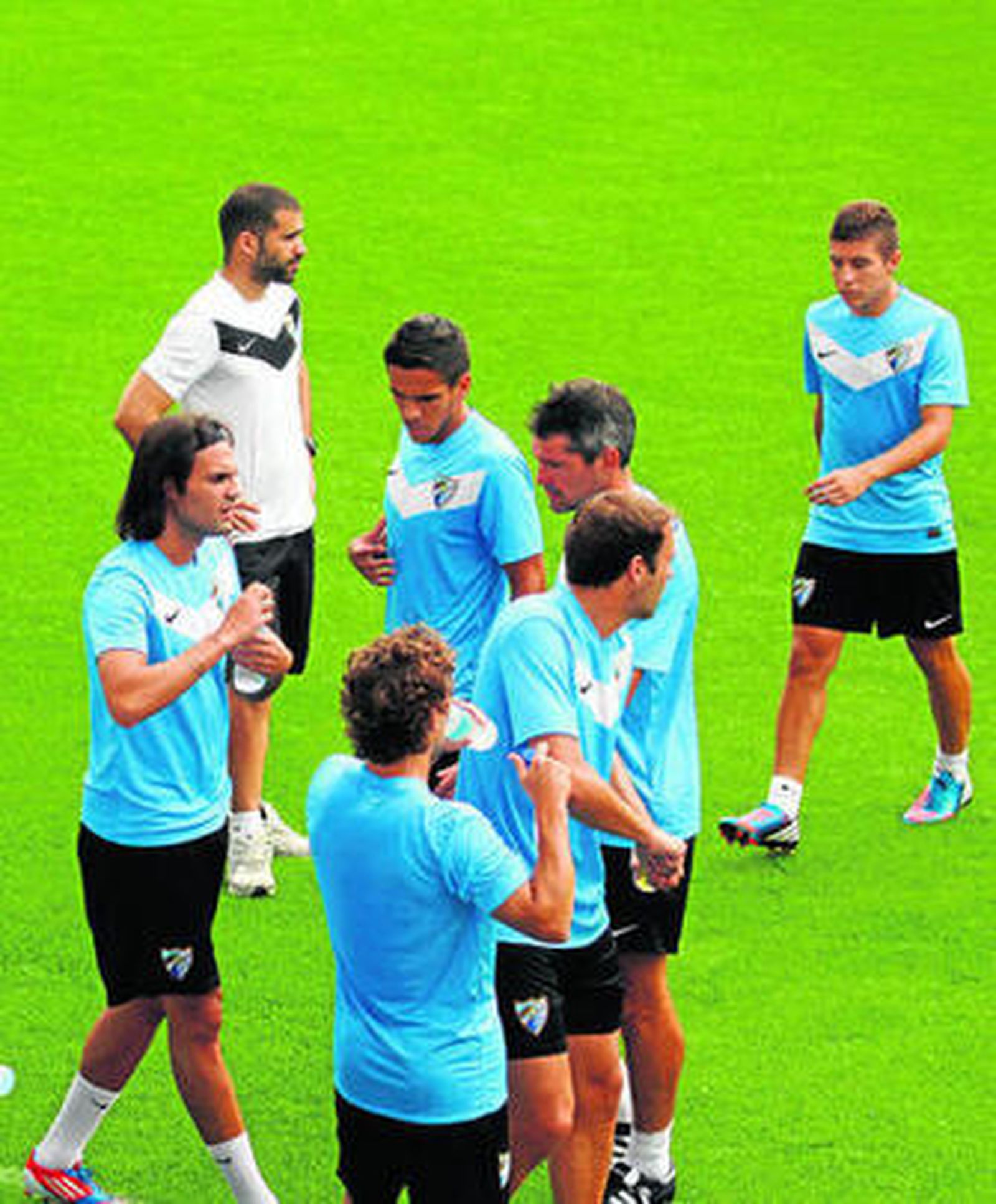 Los jugadores se ejercitan durante el entrenamiento de ayer.