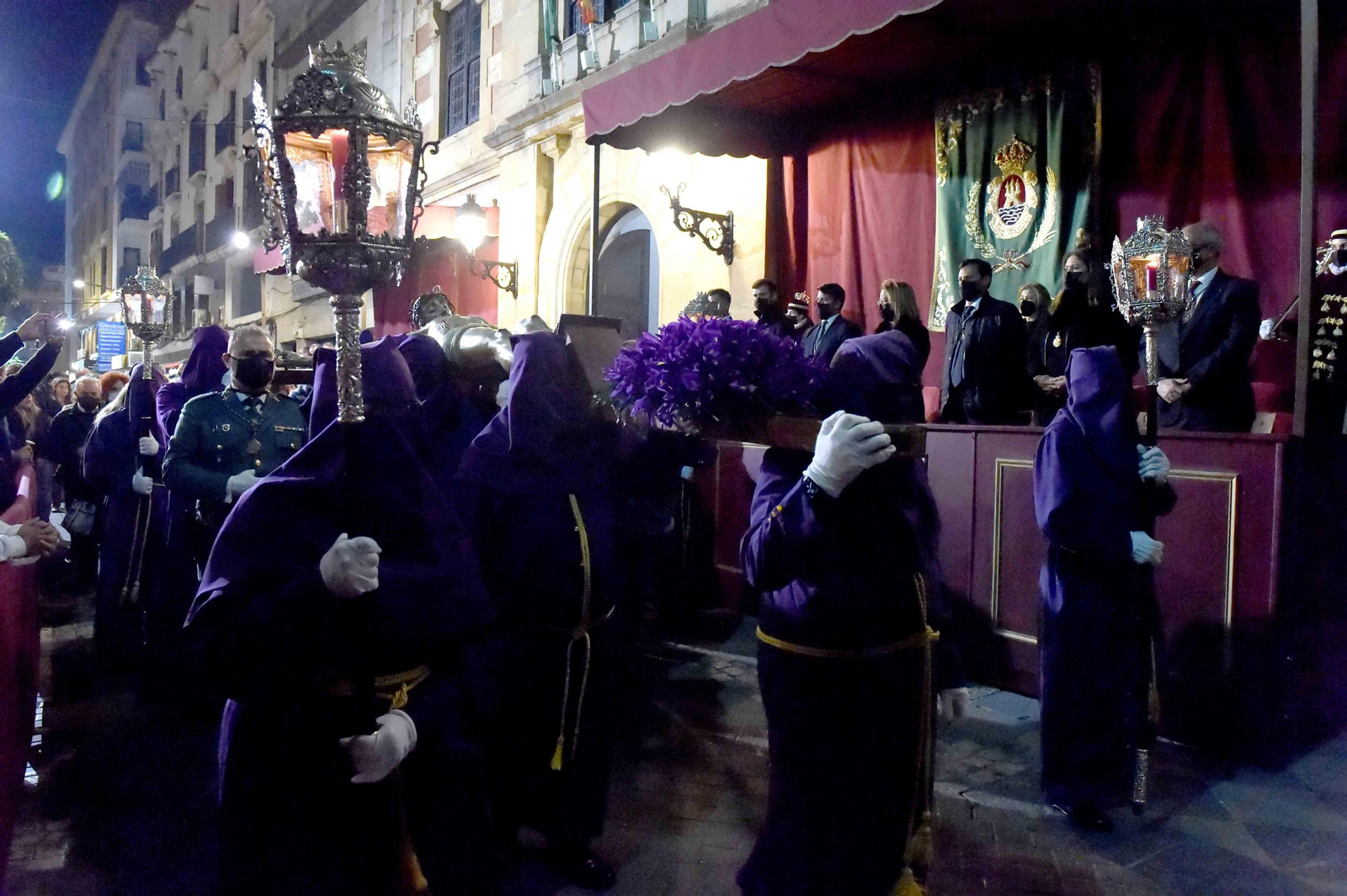 El Cristo de la Fe, a su paso por la puerta del Ayuntamiento.