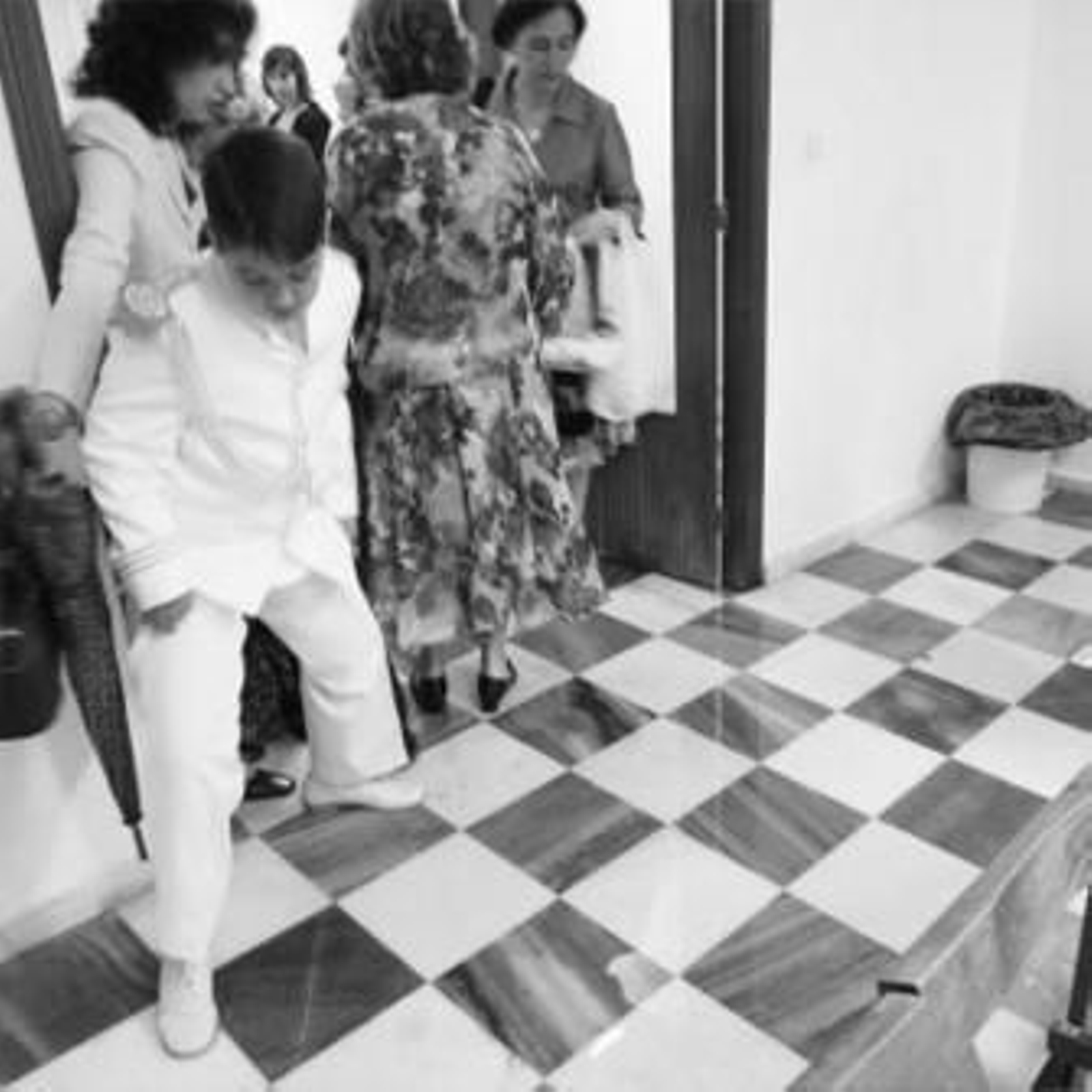 Un niño salta con el pantalón remangado para no mancharse.