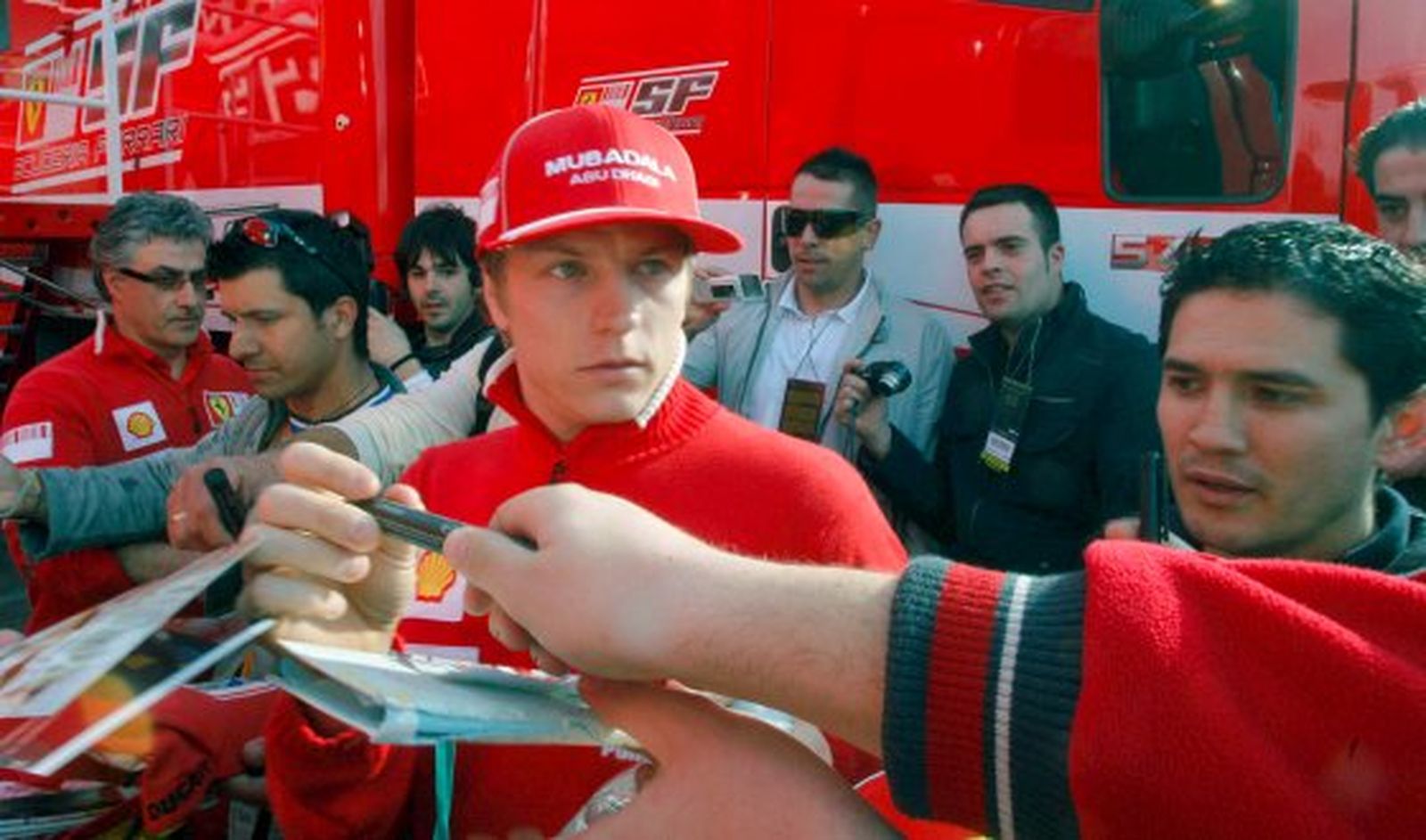 El piloto finlandés, Kimi Raikkonen (Ferrari), firma autógrafos tras la jornada de entrenamientos.  Foto: Efe