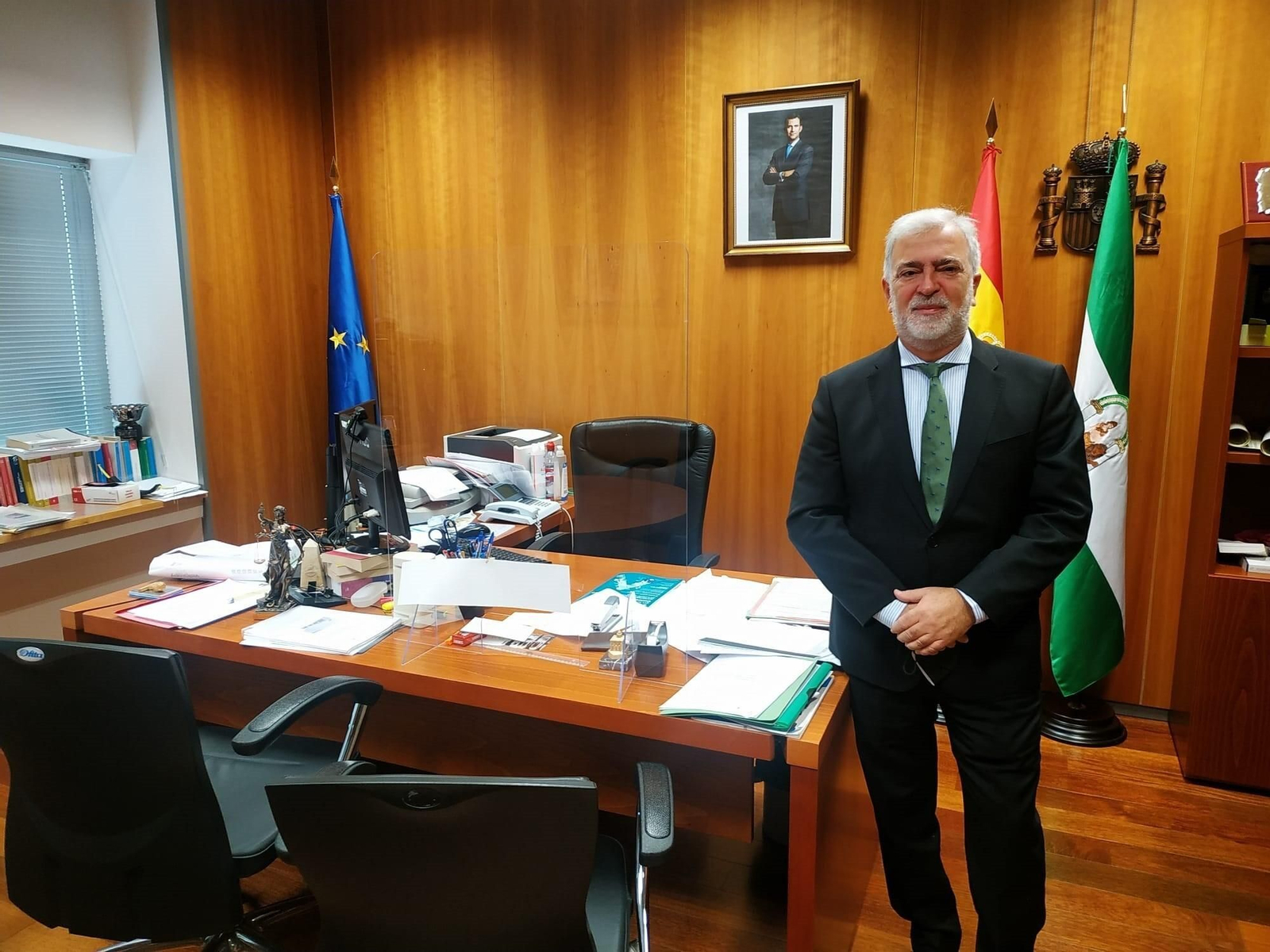 El juez decano, en su despacho, en una imagen reciente. El juez decano, en su despacho, en una imagen reciente.