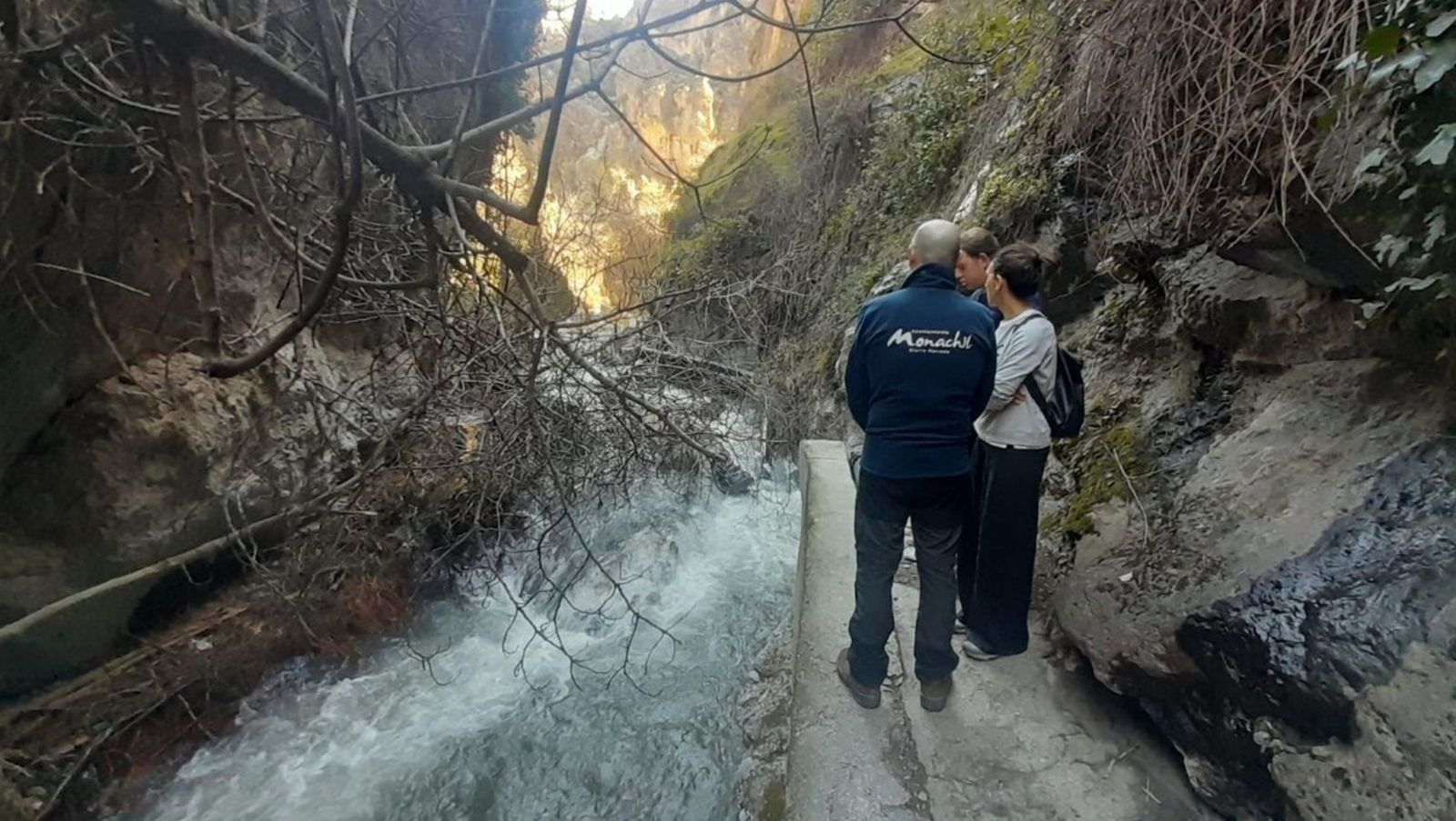 Una visita de los responsables municipales a una de las zonas afectadas